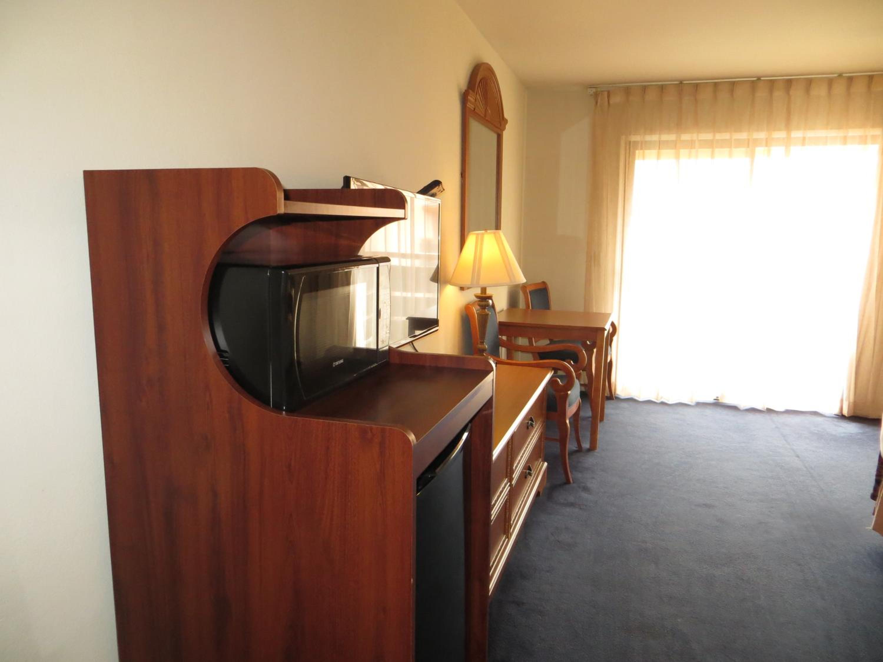 Queen Room with Two Queen Beds Fireplace photo 3