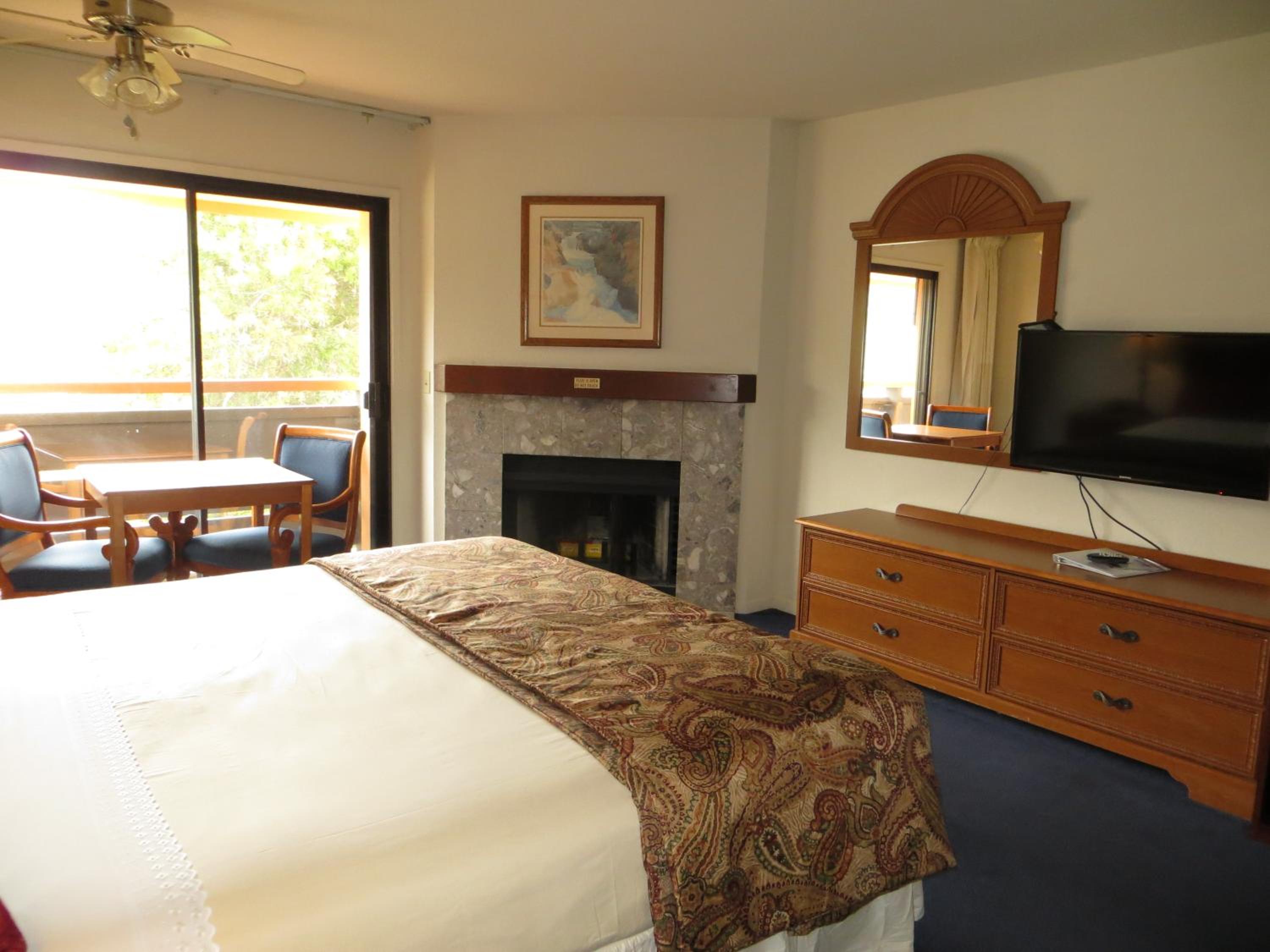 Deluxe King Suite - Photo 2