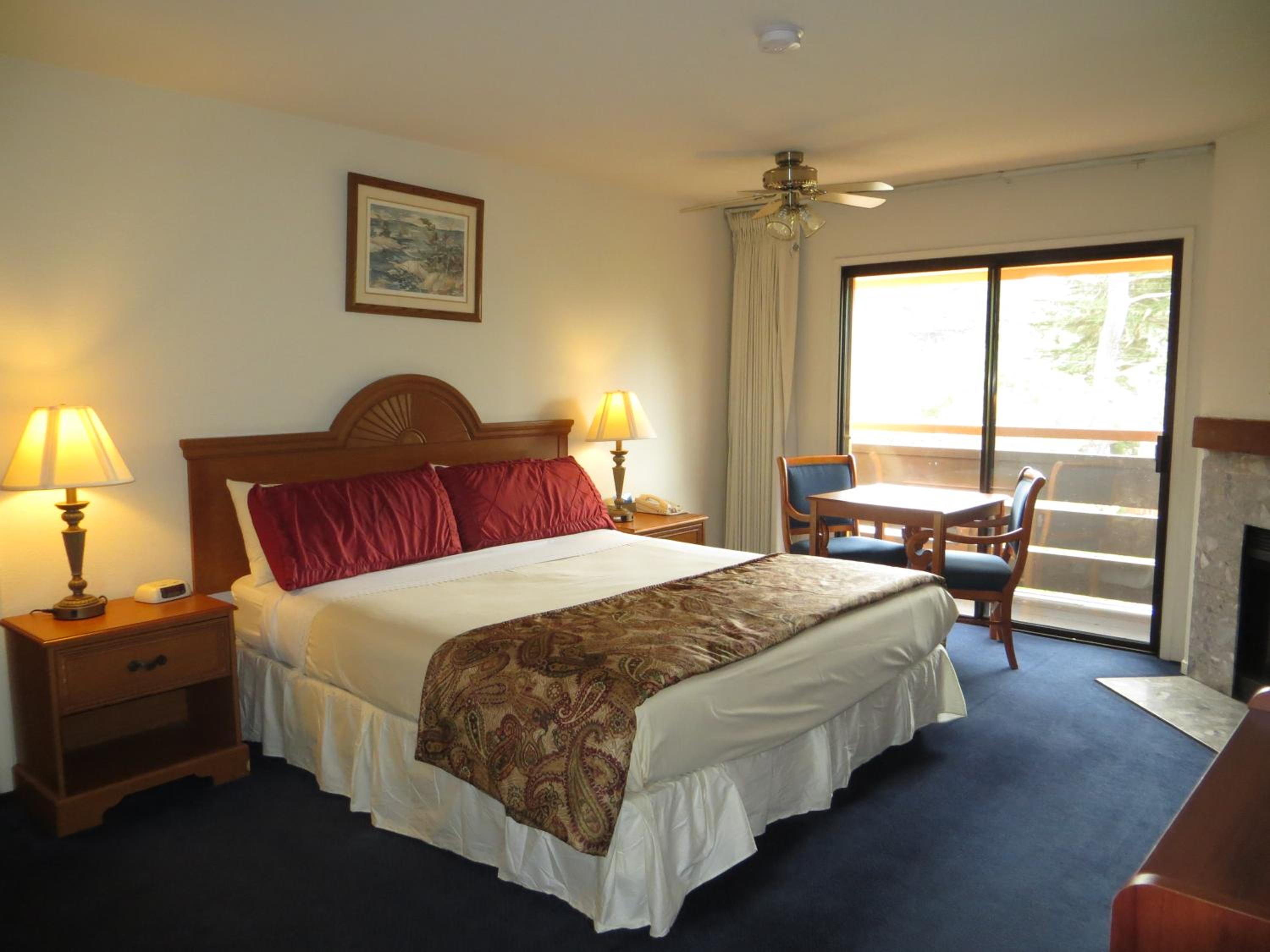 Deluxe King Suite - Photo 10