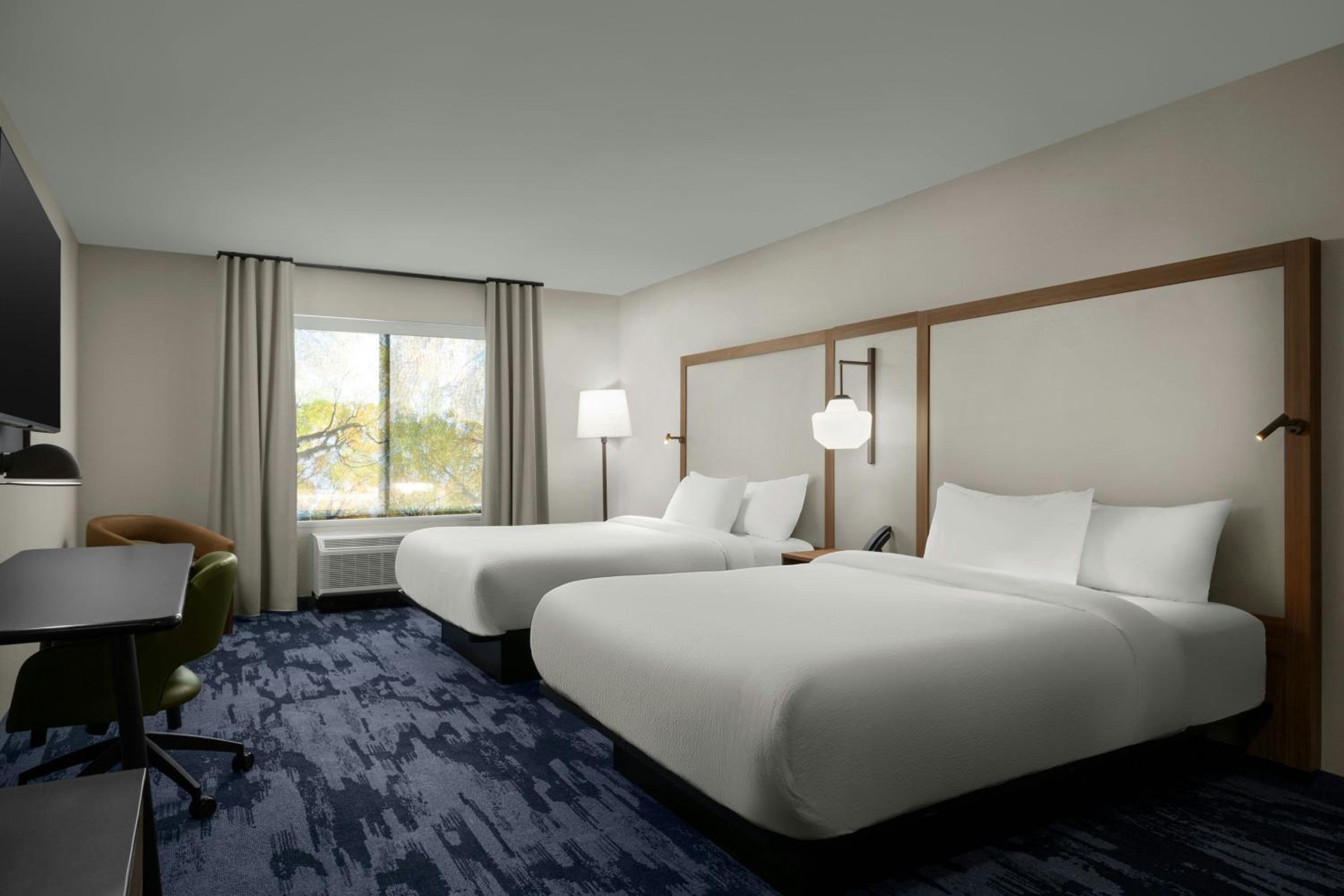 Standard Queen Room with Two Queen Beds - Photo 4