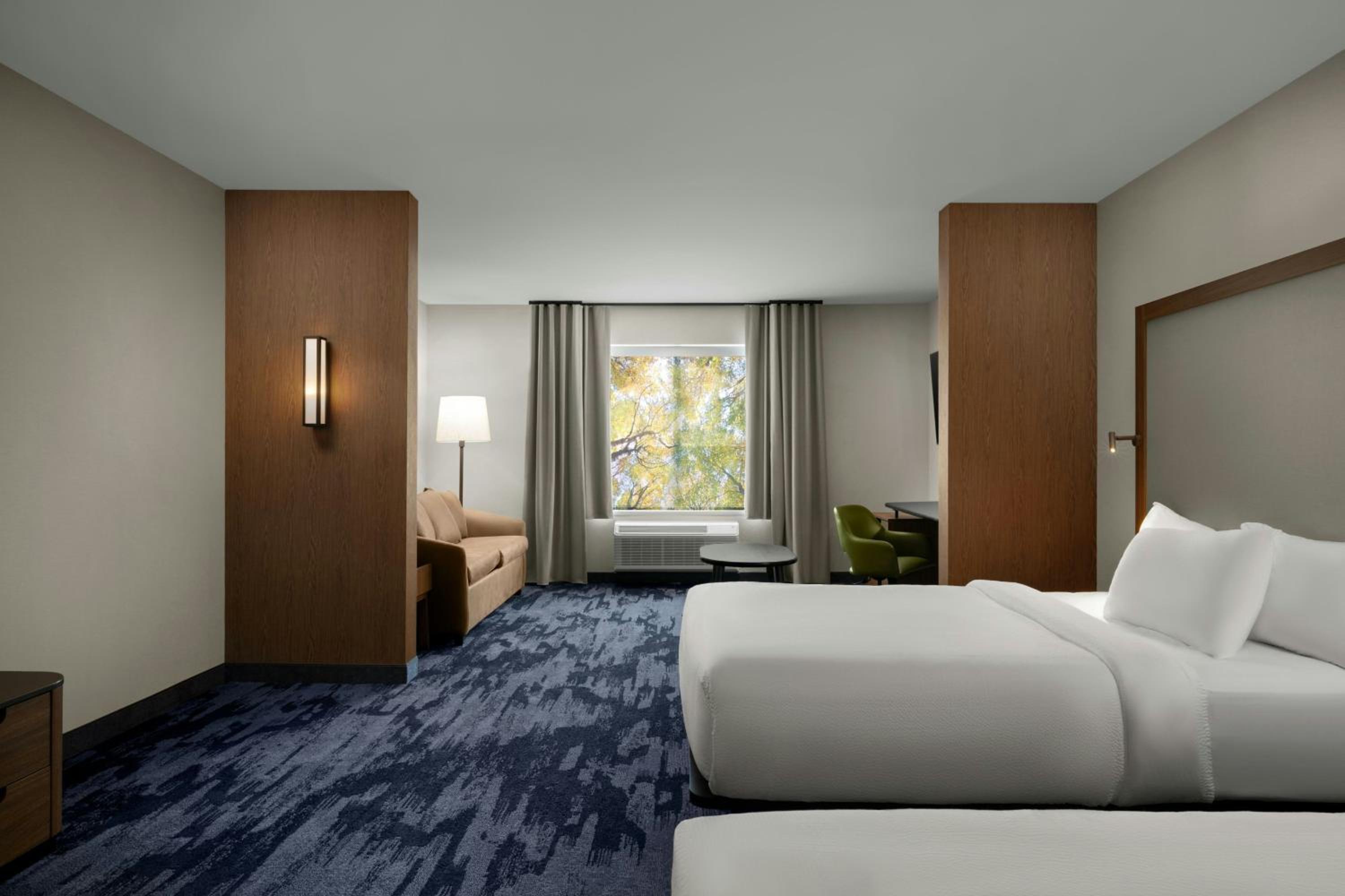 Queen Suite with Two Queen Beds and Sofa Bed - Photo 4