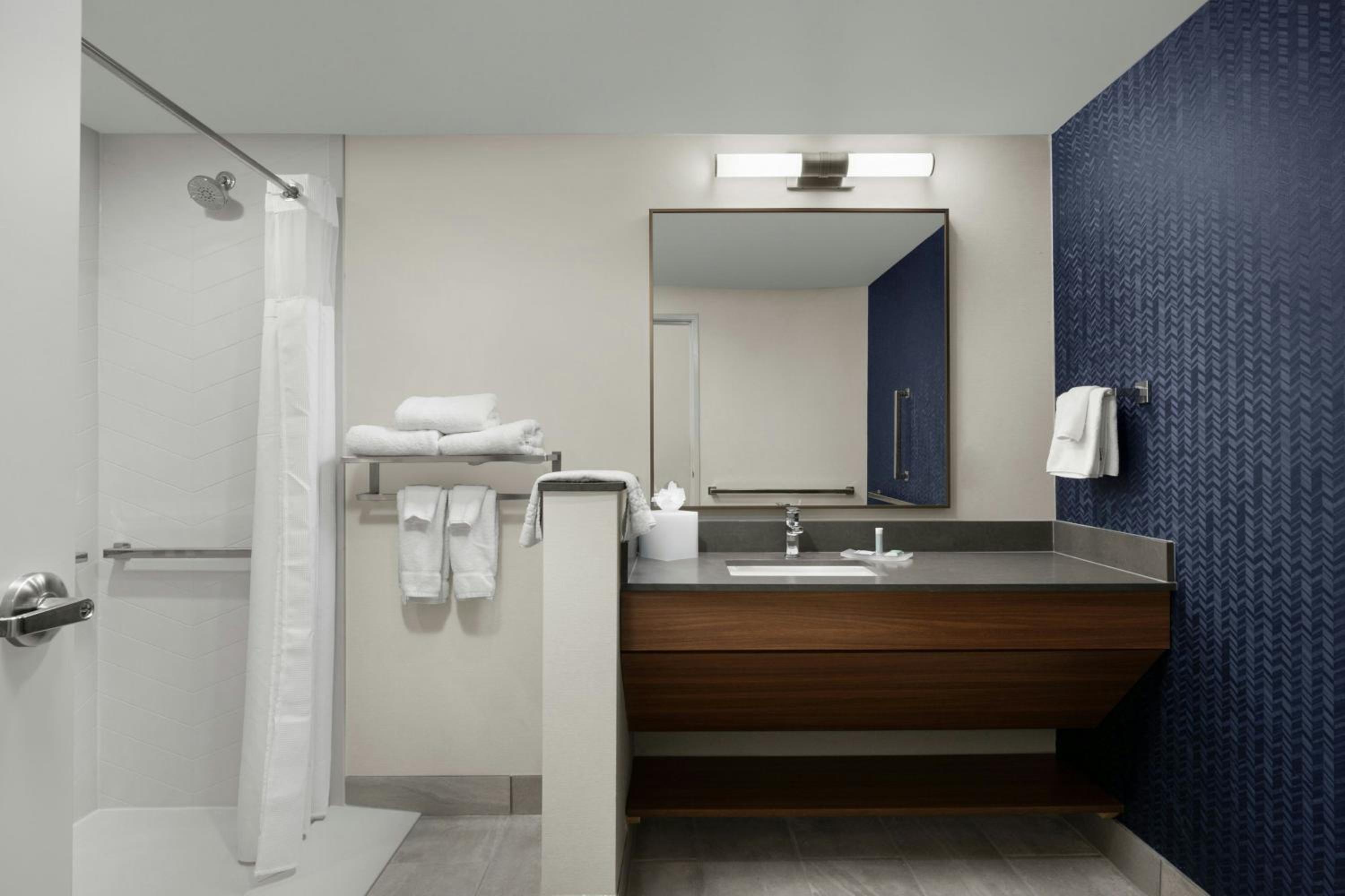 Queen Suite with Two Queen Beds and Sofa Bed - Photo 6