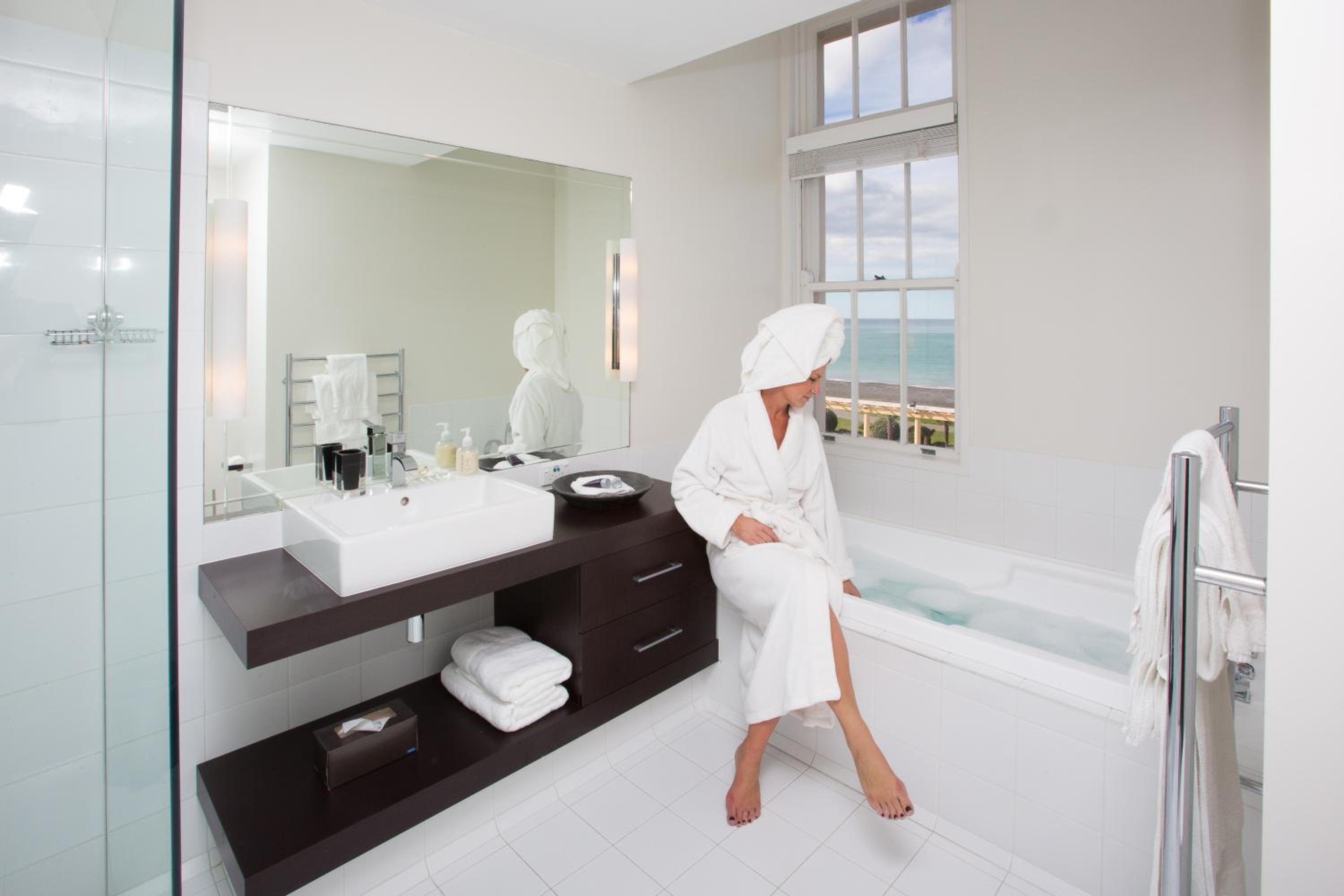 King Room with Balcony - Photo 8