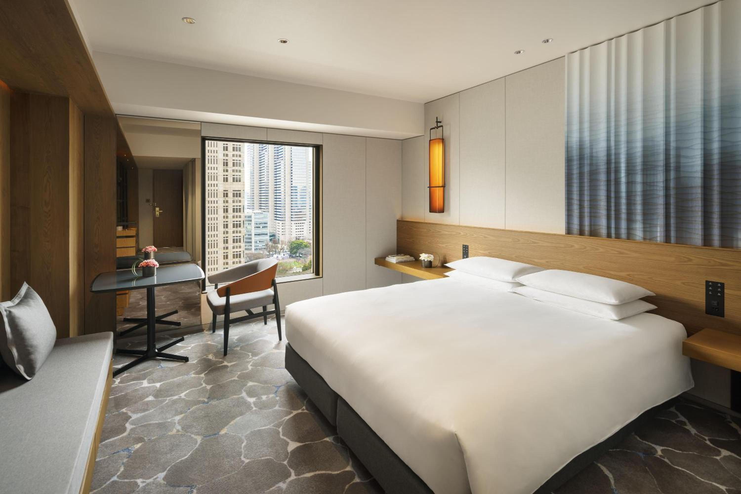 Deluxe King Room with City View