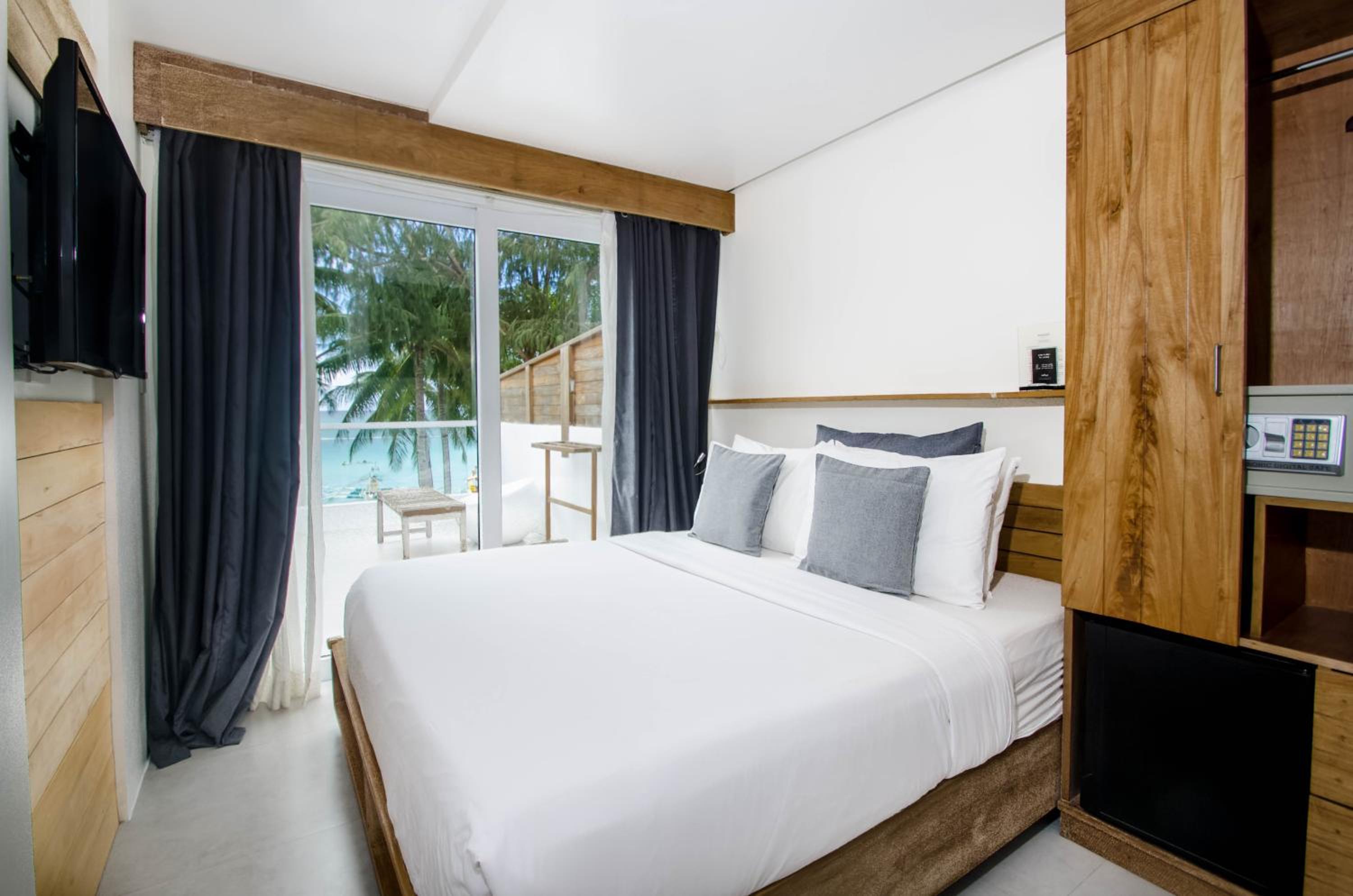 Beachfront Double Room with Balcony - Photo 1