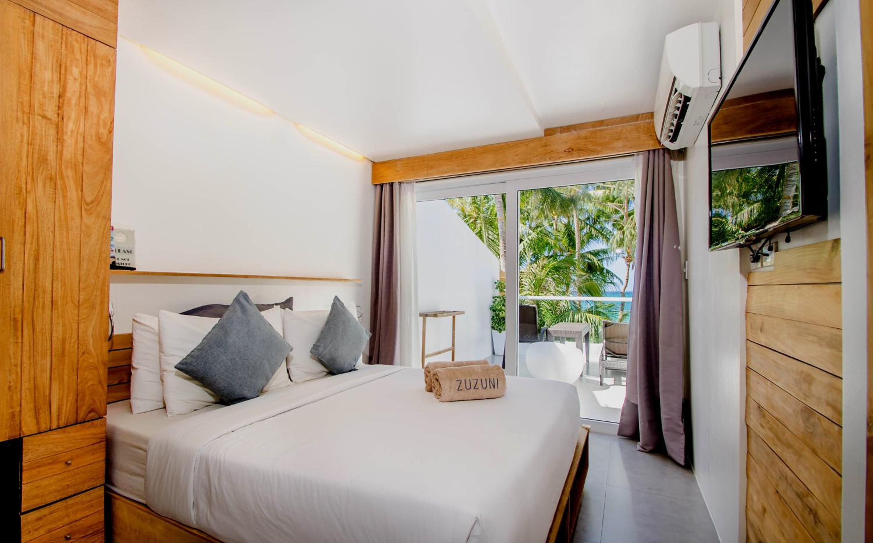 Beachfront Double Room with Balcony - Photo 3