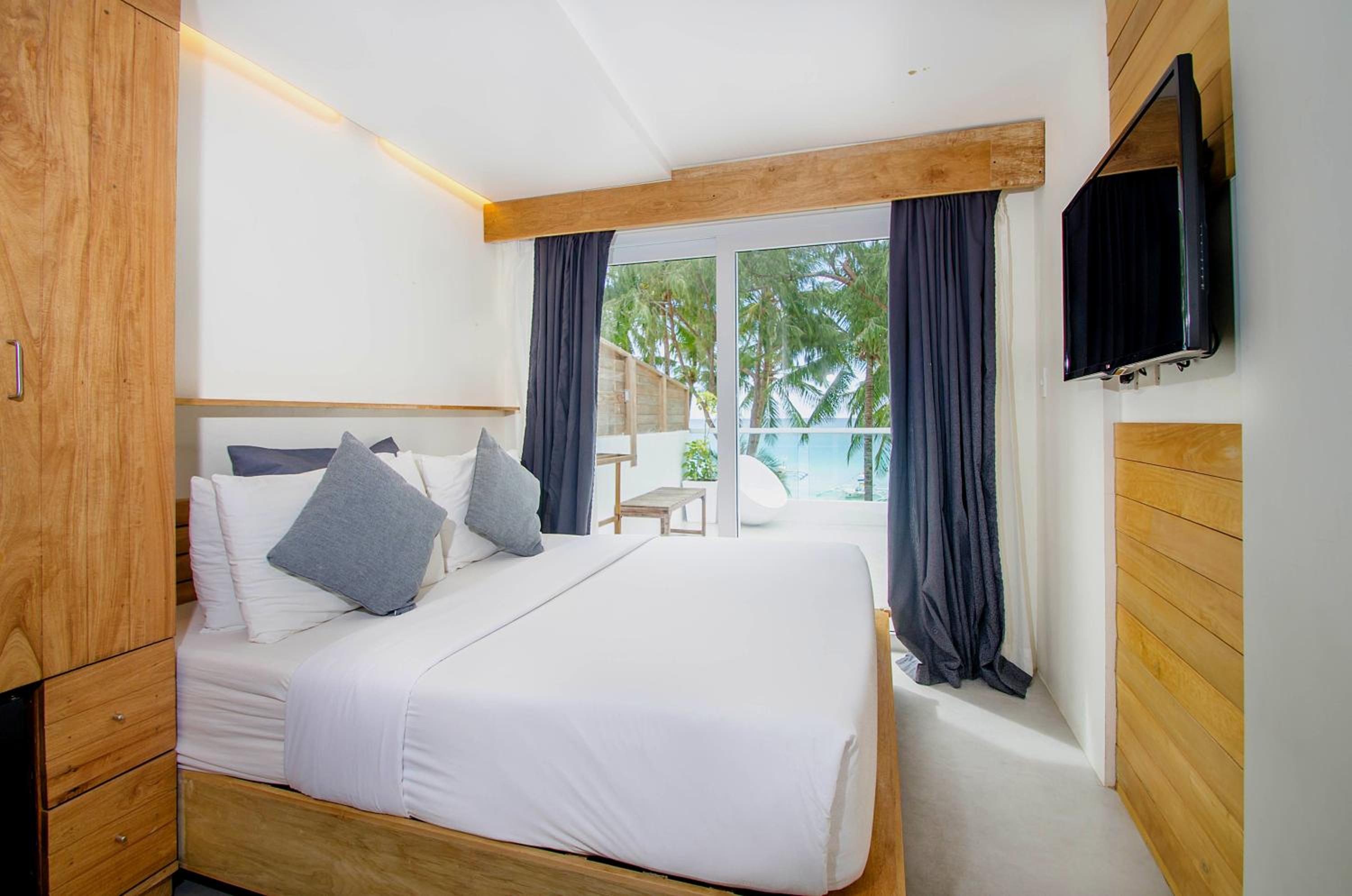 Beachfront Double Room with Balcony - Photo 4