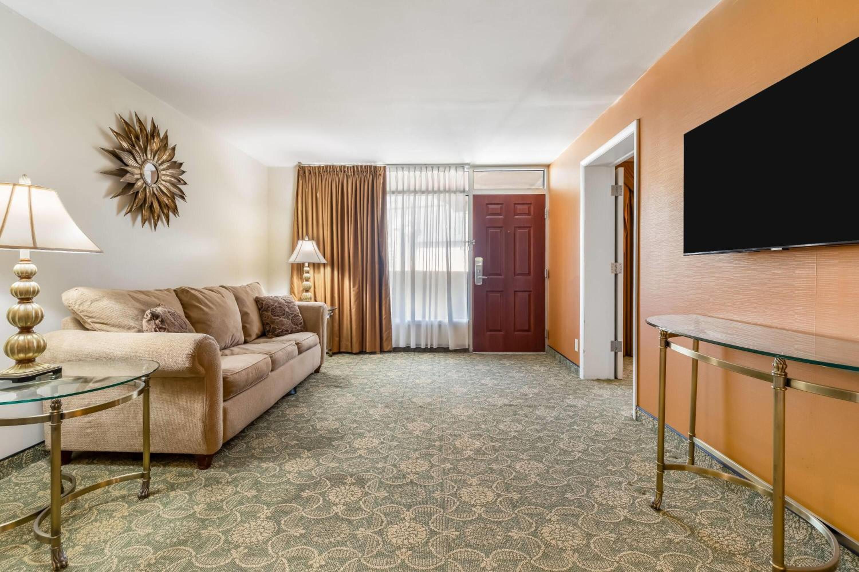 King Suite with Exterior Entrance - Non-Smoking photo 3