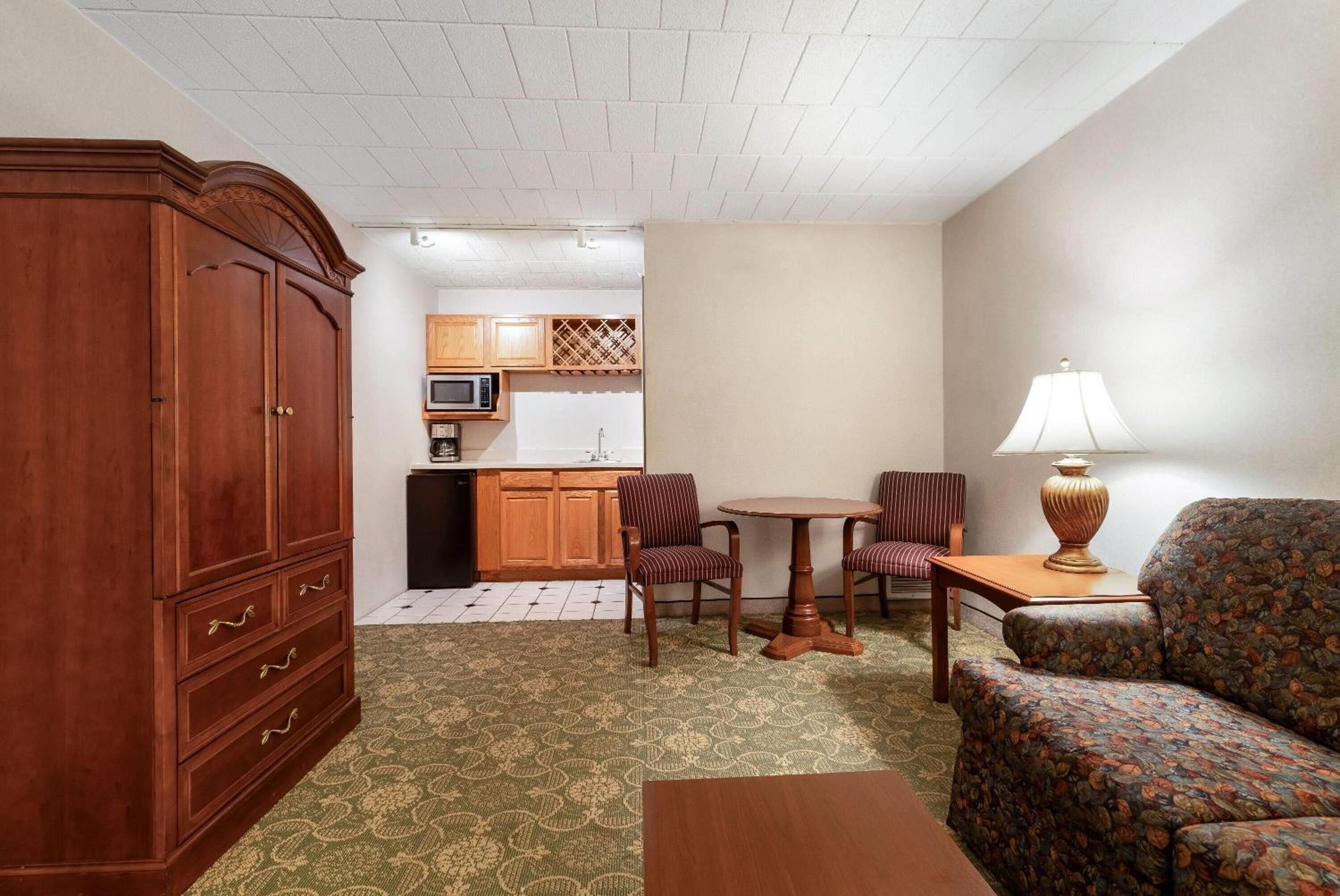 King Suite - No Windows - Non-Smoking photo 1