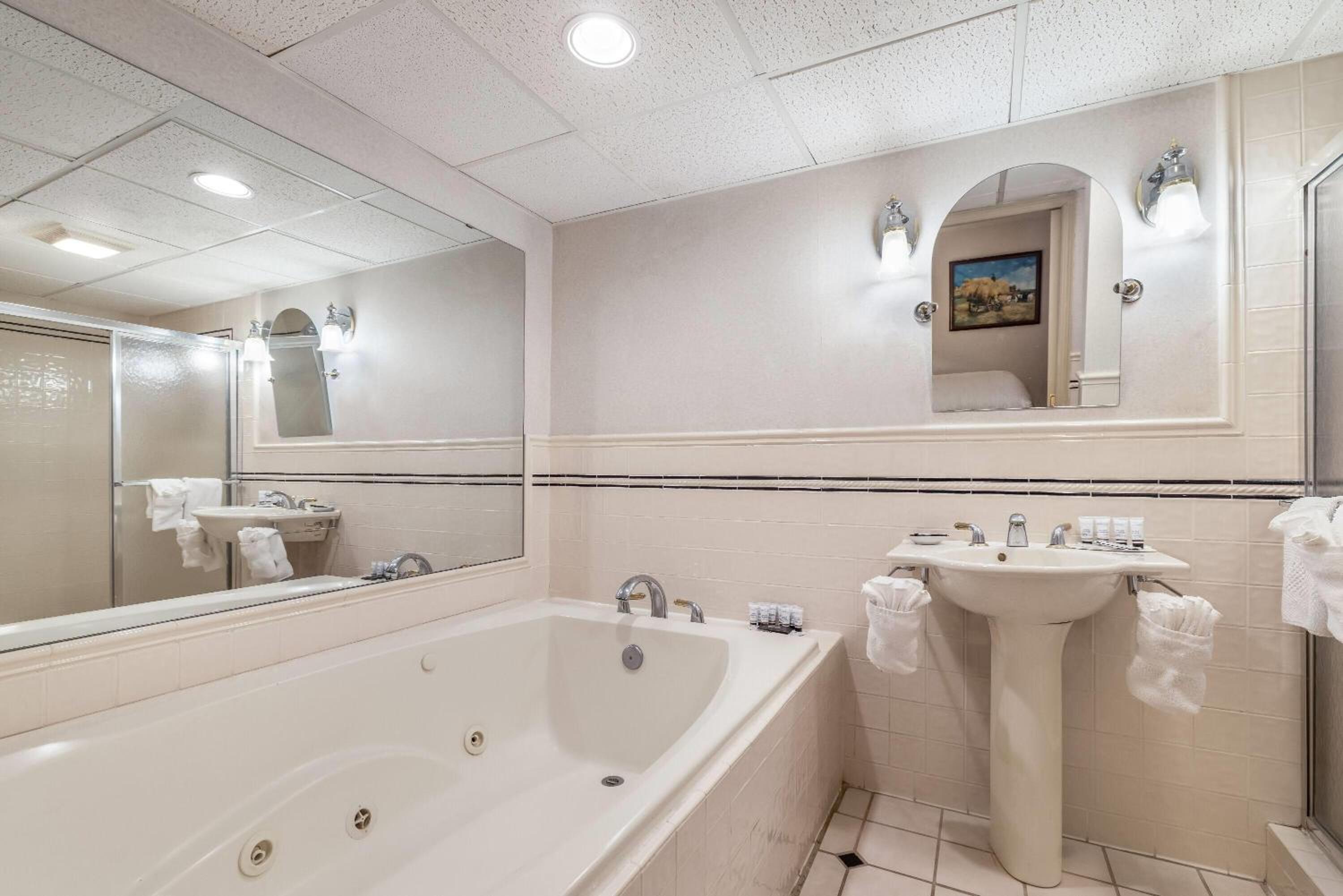 King Suite - No Windows - Non-Smoking photo 2