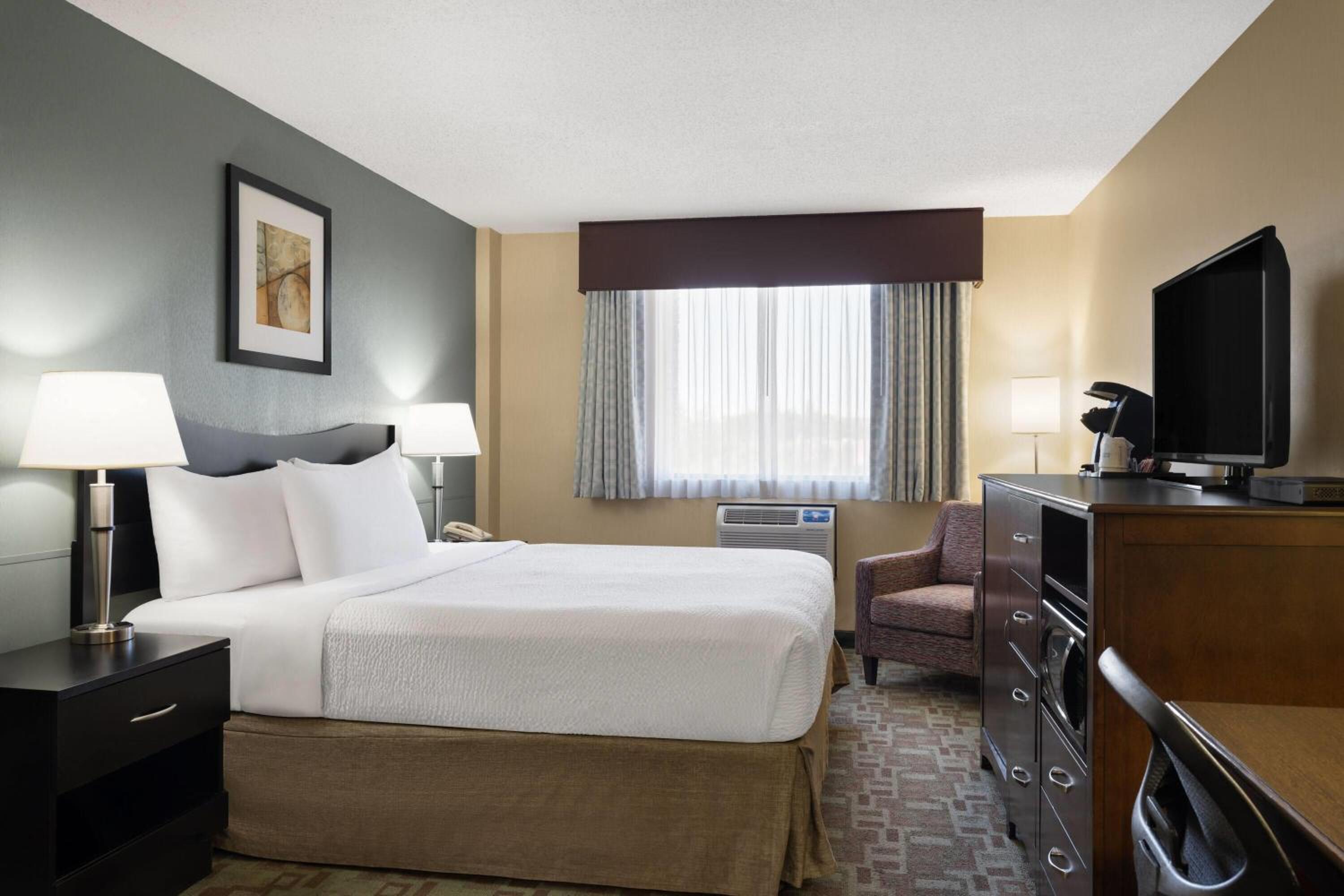 Executive King Room - Non-Smoking - Photo 2