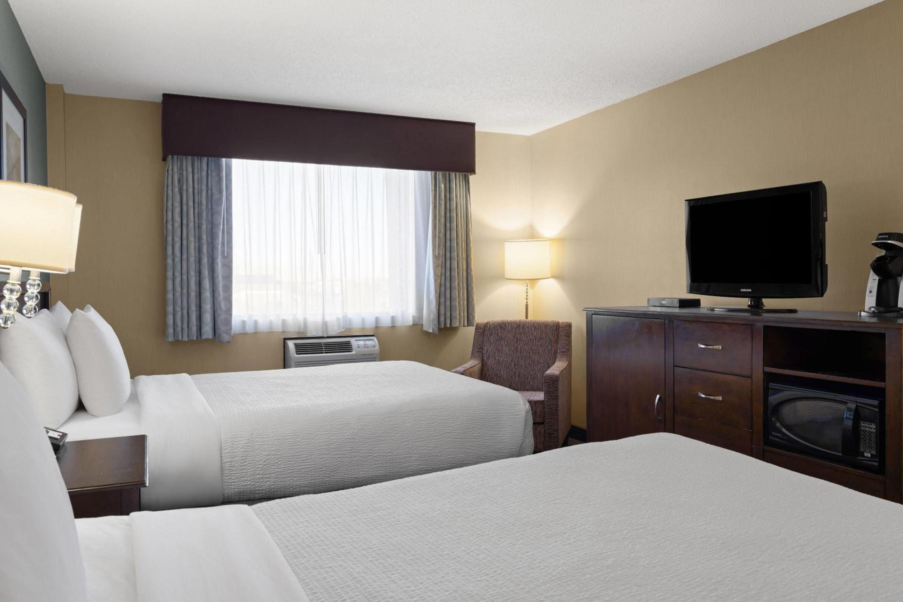 Queen Room with Two Queen Beds - Non-Smoking - Photo 3