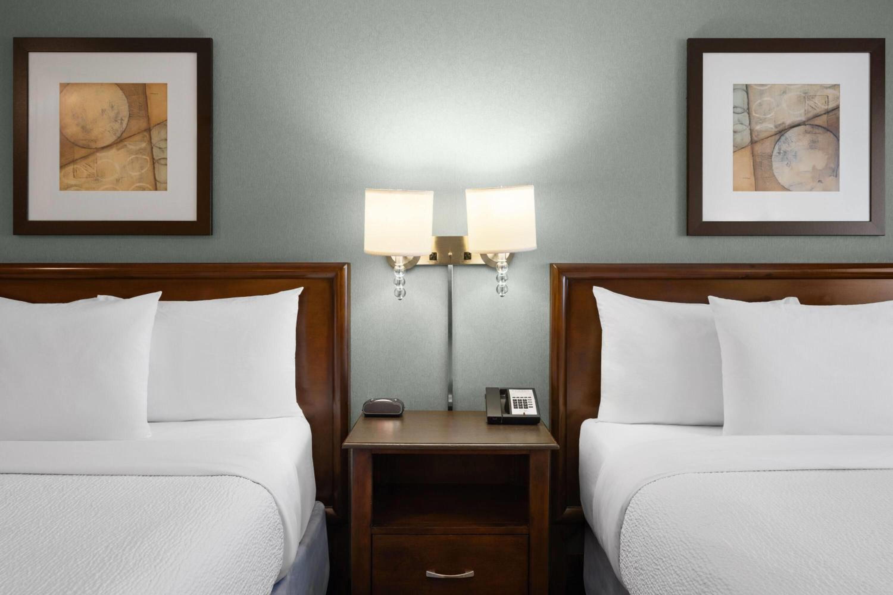 Queen Room with Two Queen Beds - Non-Smoking - Photo 2
