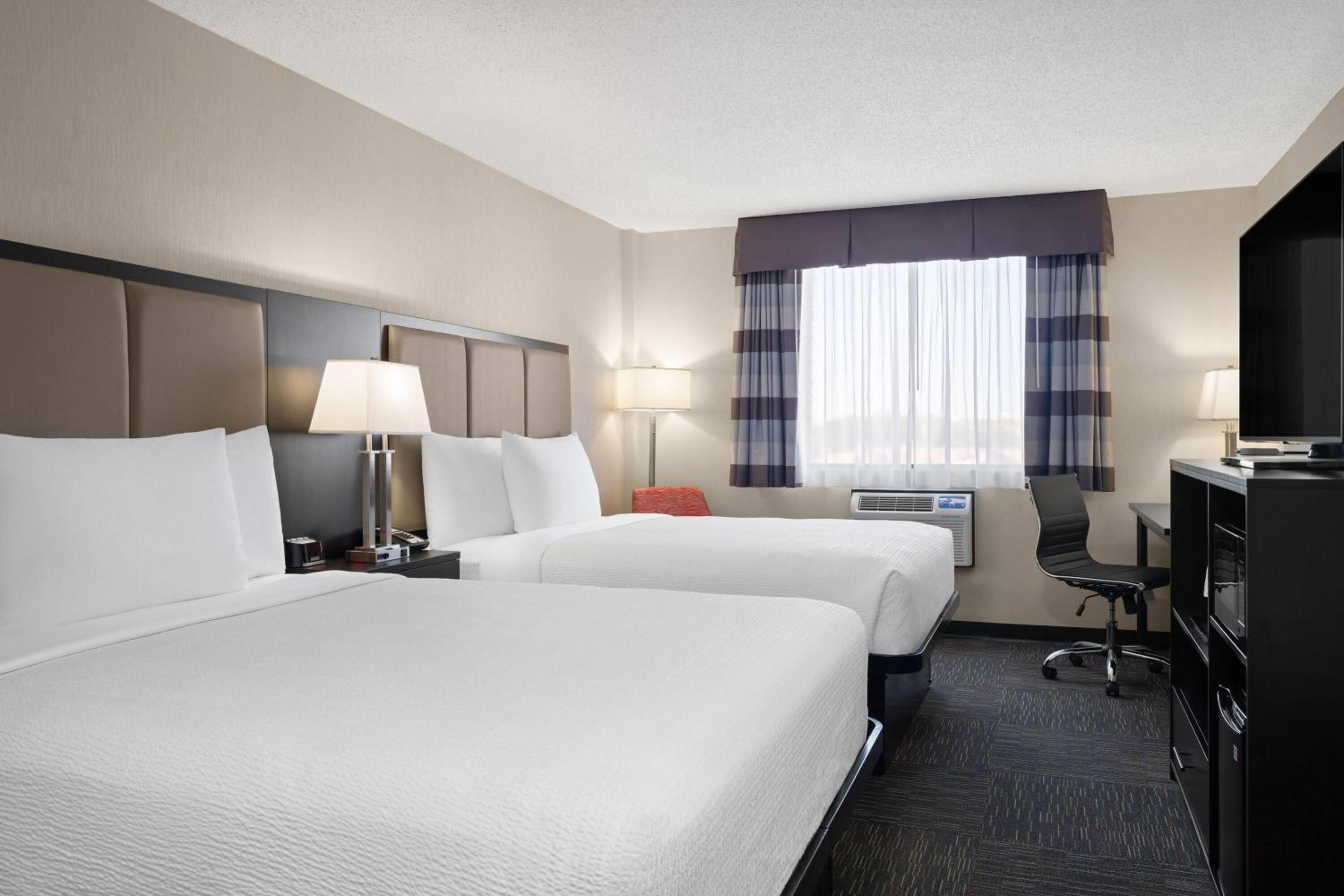 Executive Queen Room with Two Queen Beds - Non-Smoking - Photo 3