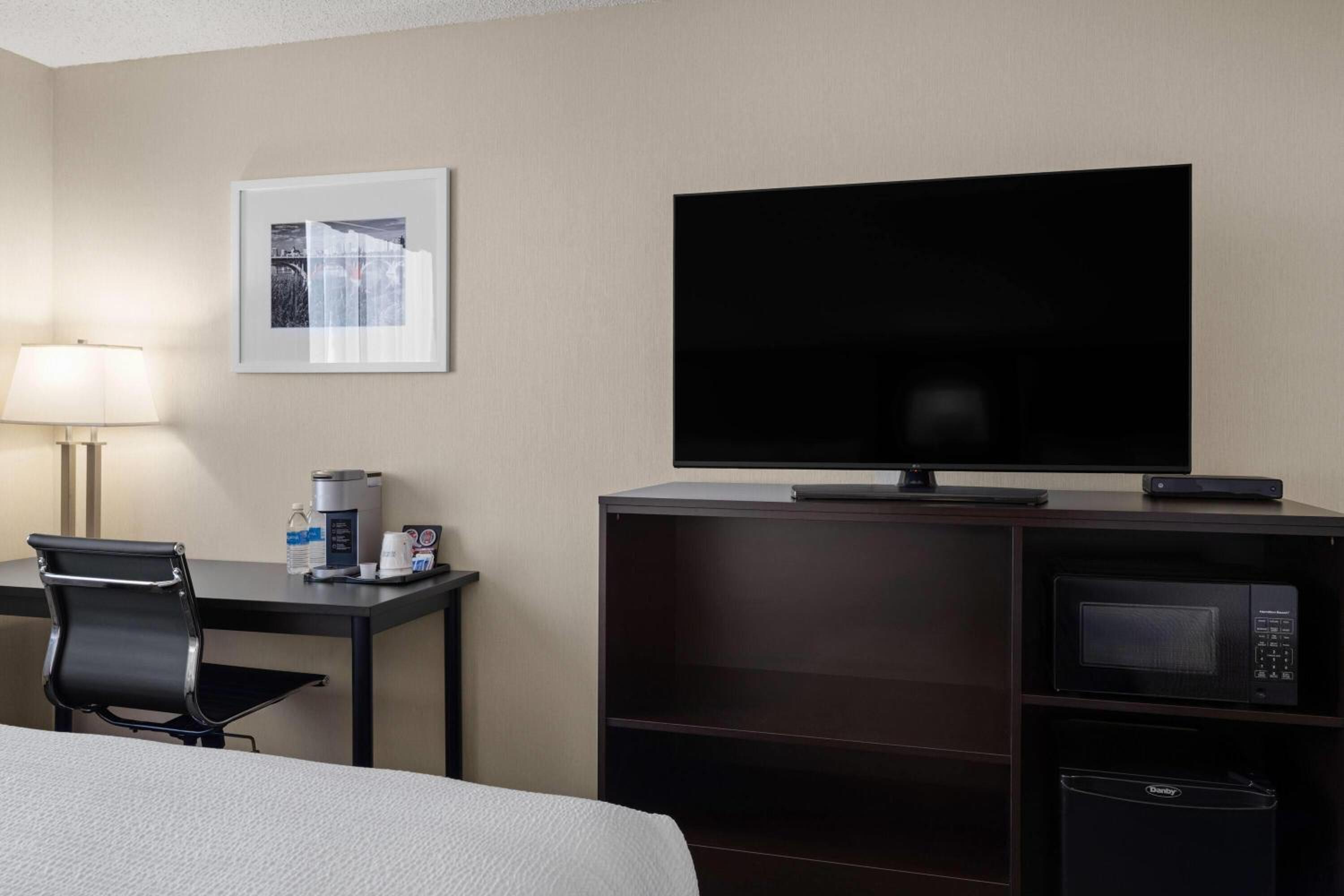 Executive Queen Room with Two Queen Beds - Non-Smoking - Photo 5
