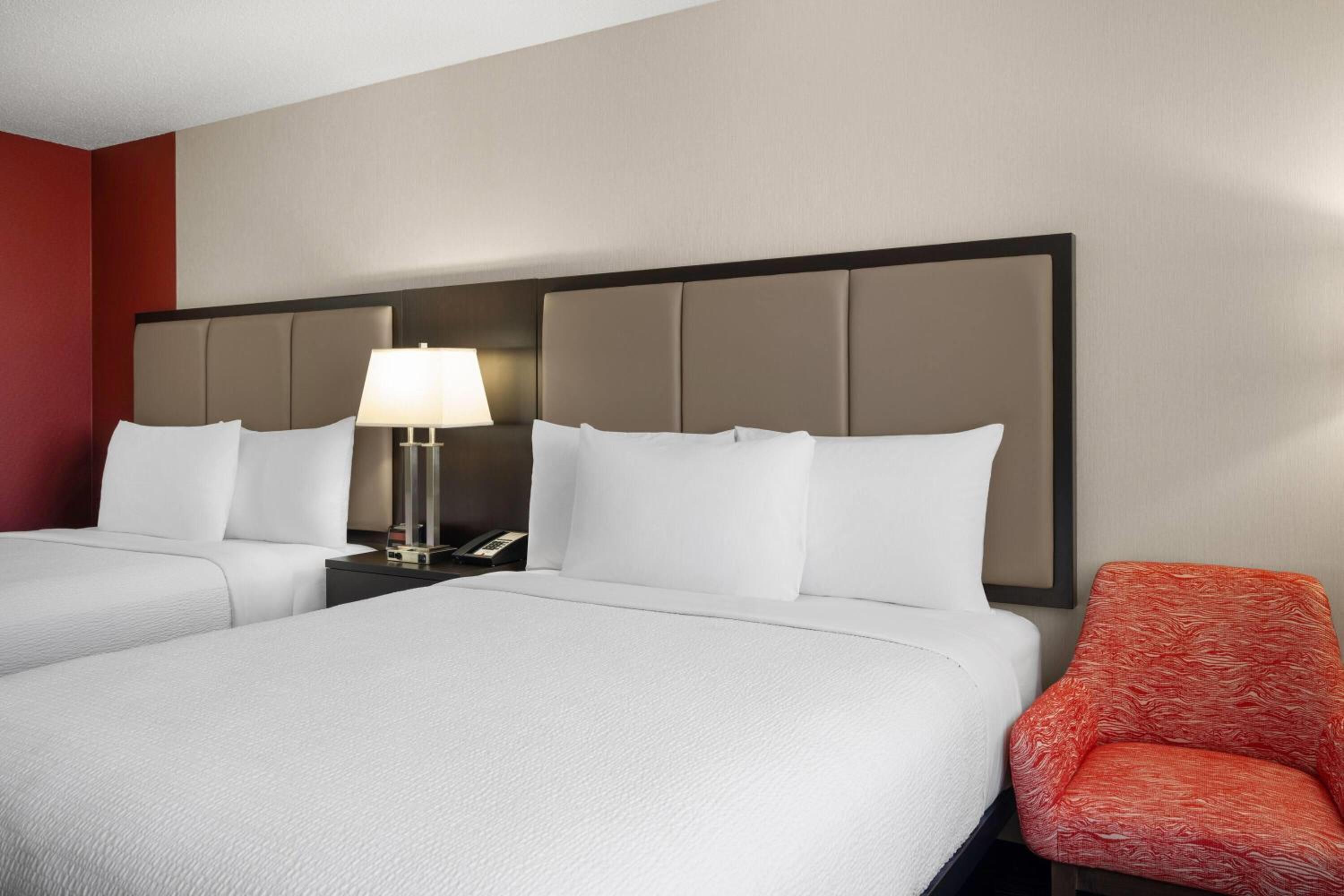 Executive Queen Room with Two Queen Beds - Non-Smoking - Photo 6