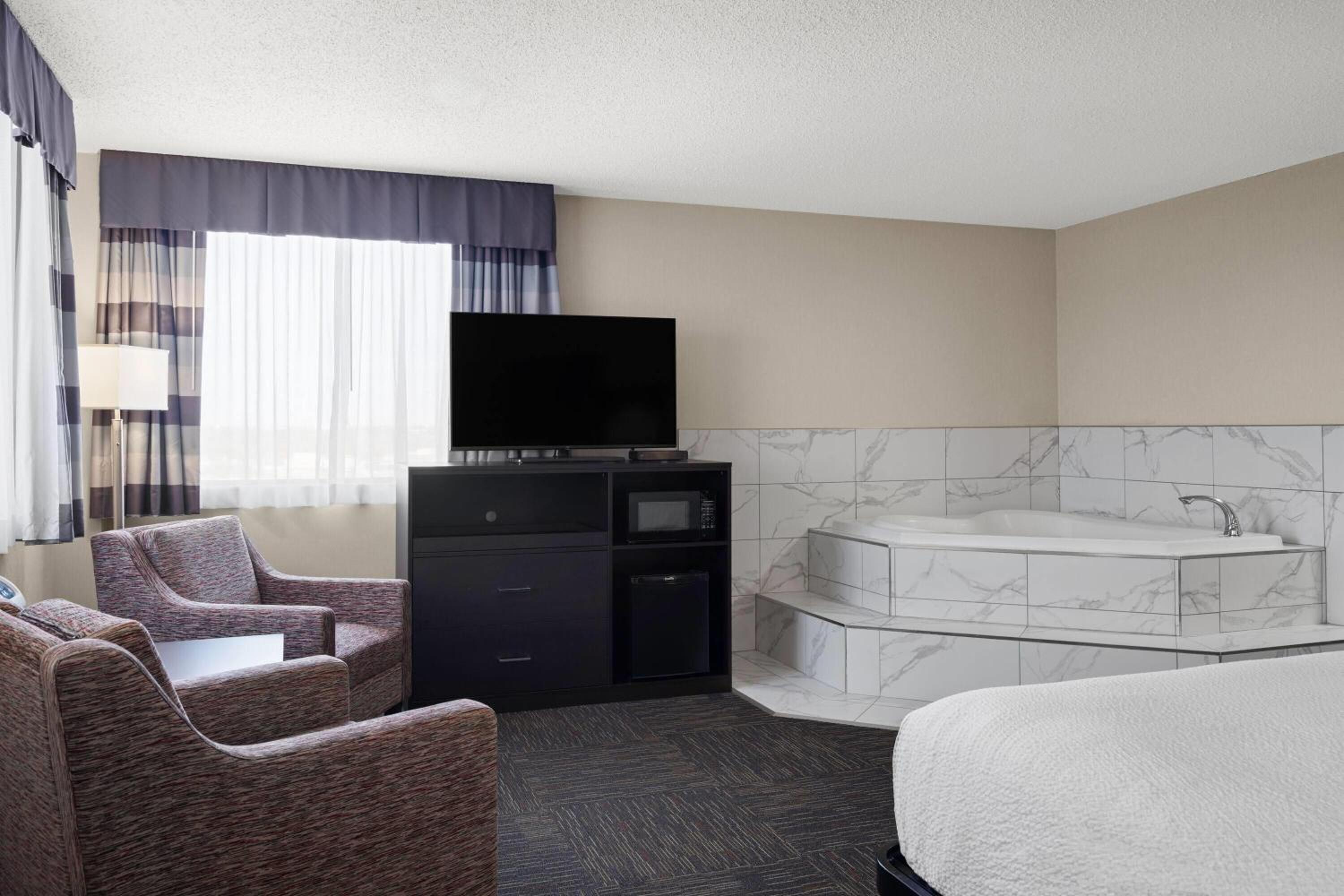 Deluxe King Suite - Non-Smoking photo 2