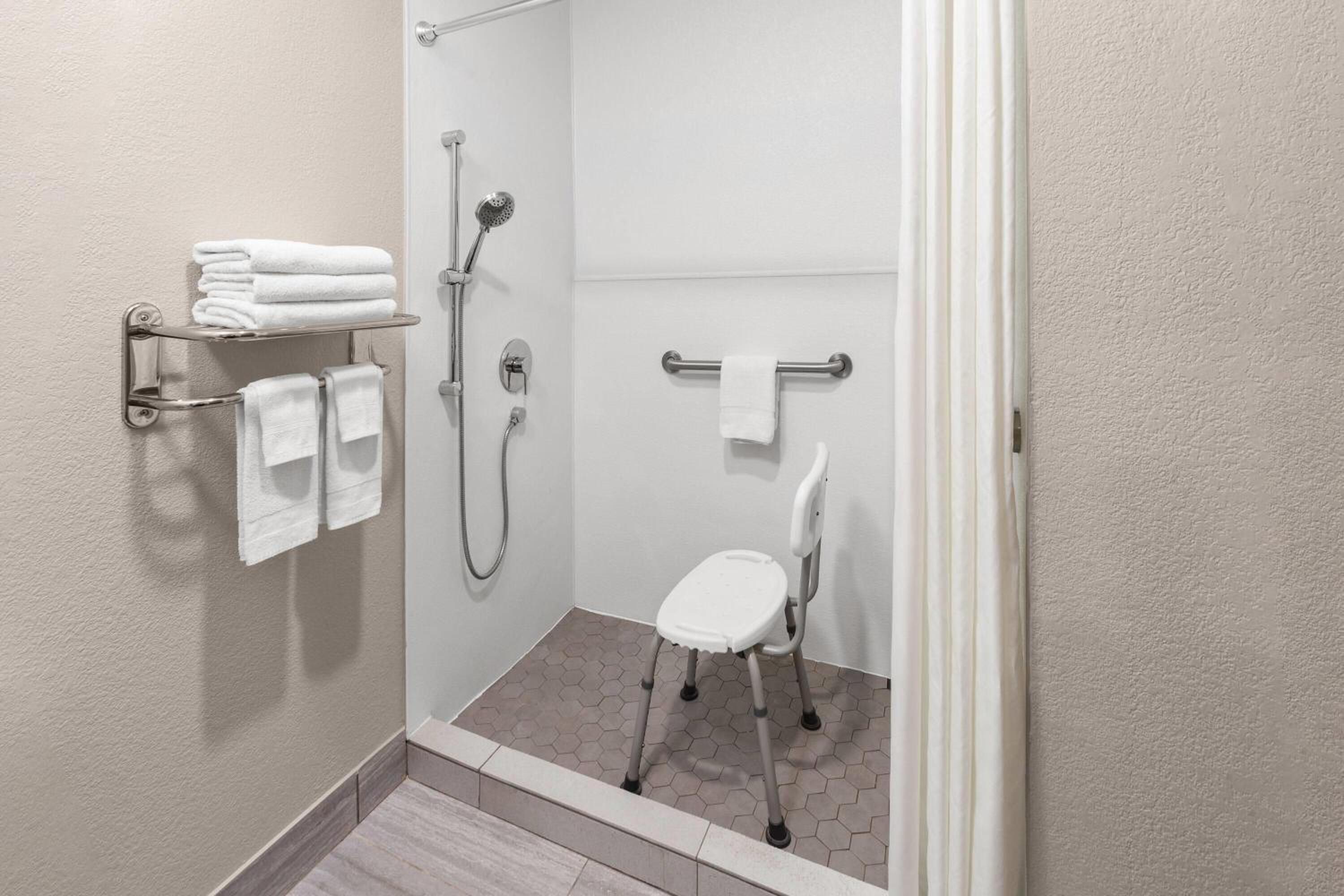 King Room with Bath Tub - Mobility Accessible/Non-Smoking - Photo 1