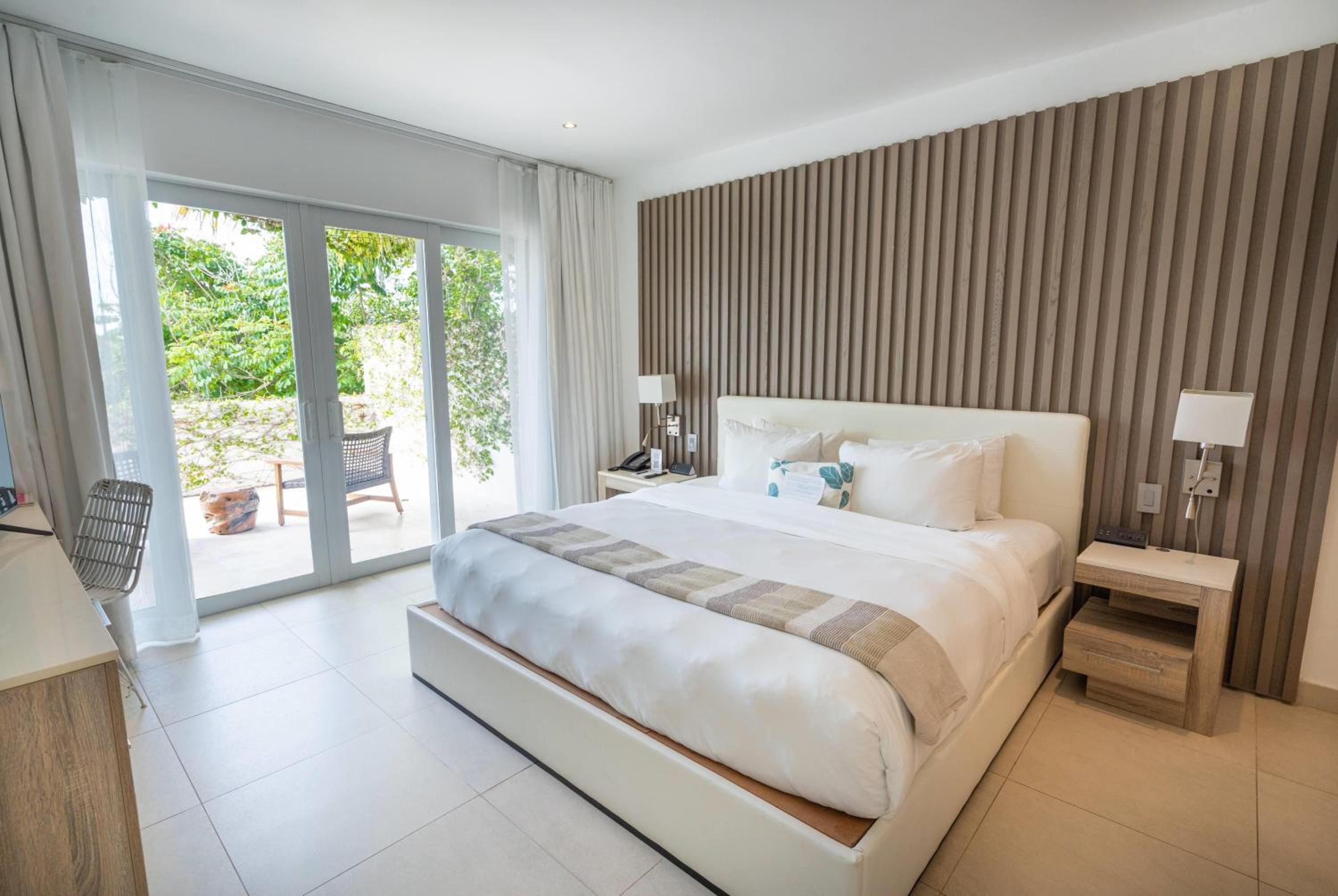1-Bedroom Garden View Suite, 1 King Bed, Non-Smoking
