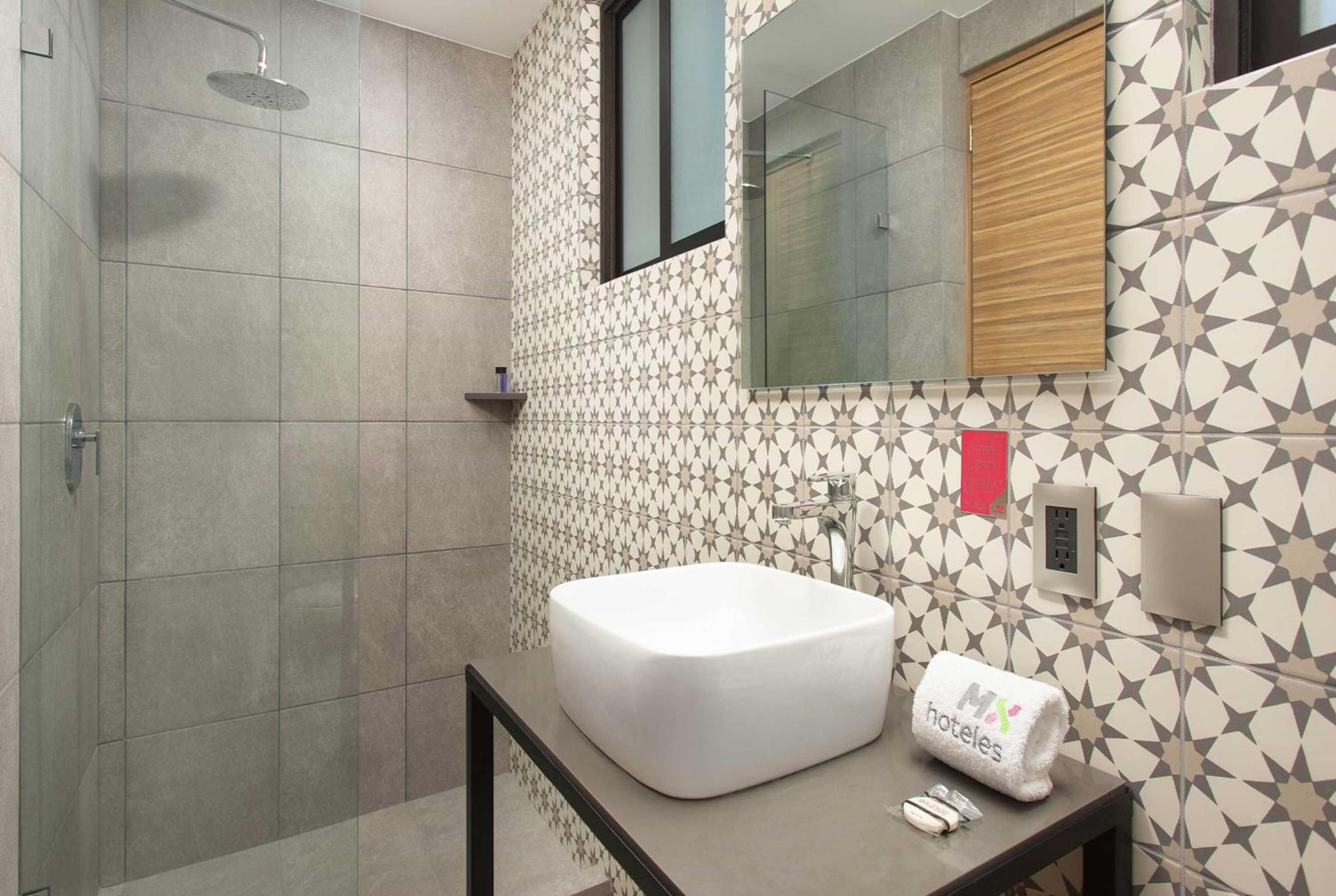 Queen Room - Non-Smoking - Photo 7