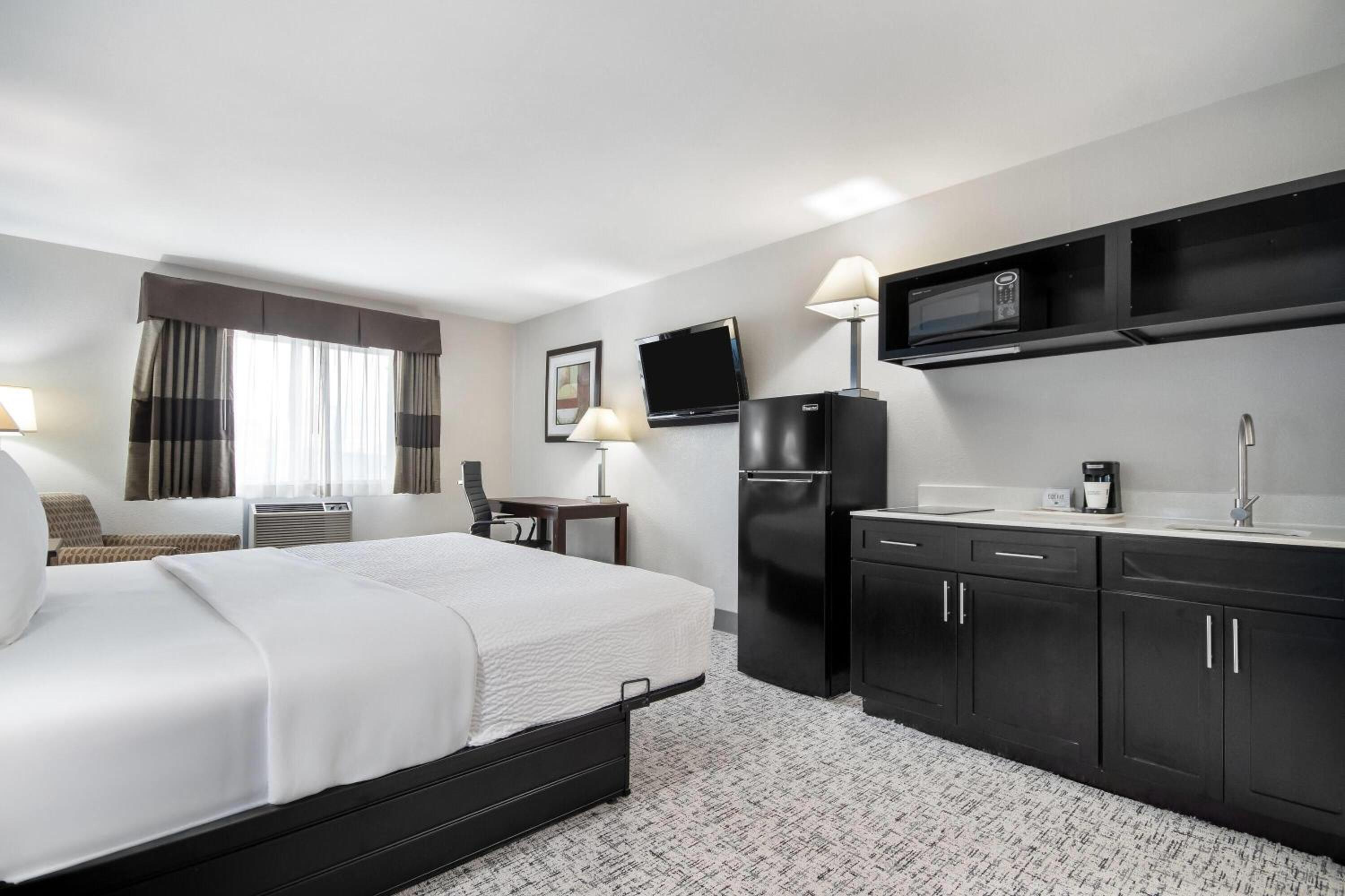 King Room with One King Bed and Kitchen - Non-Smoking - Photo 2