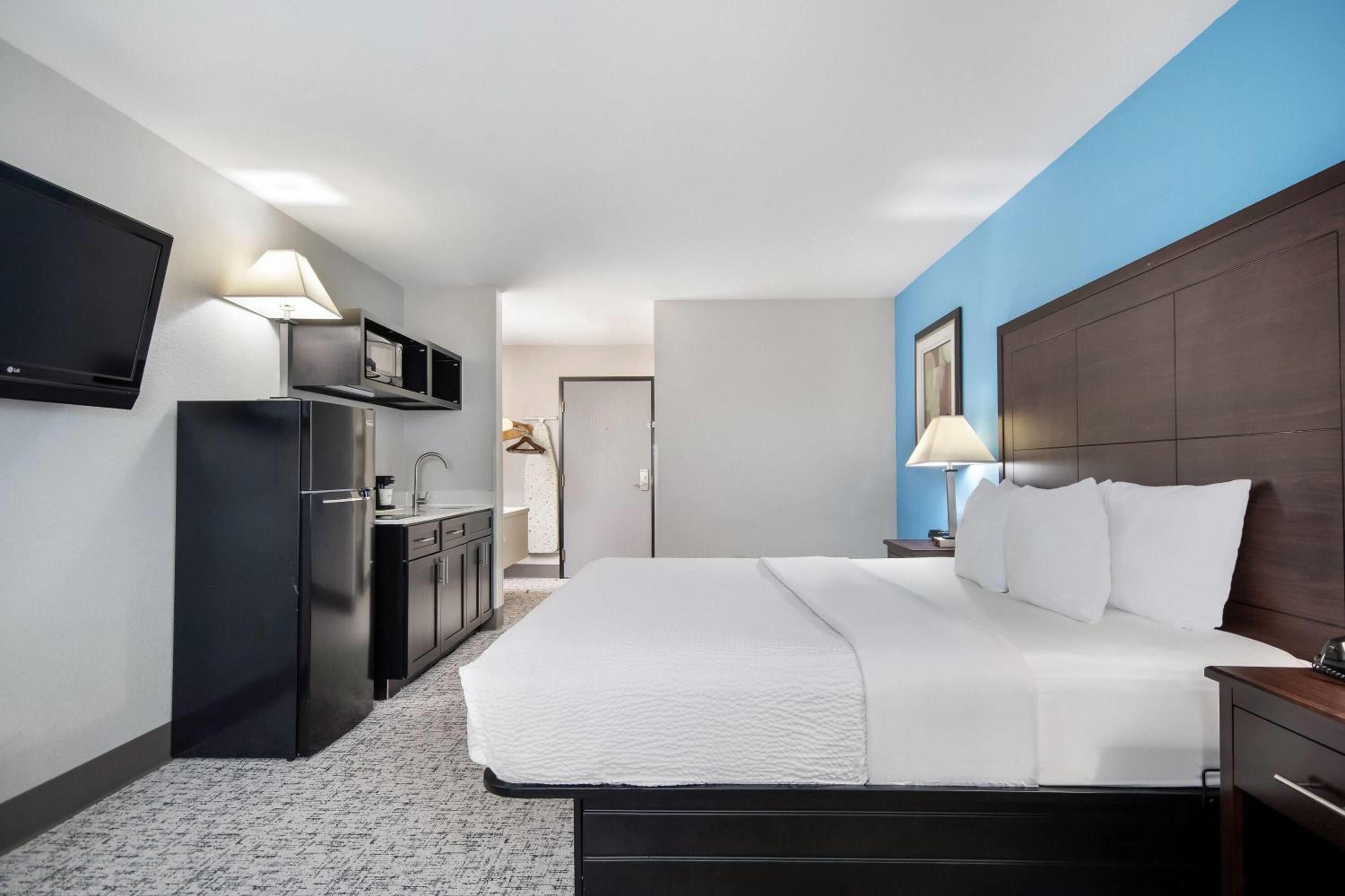 King Room with One King Bed and Kitchen - Non-Smoking - Photo 3