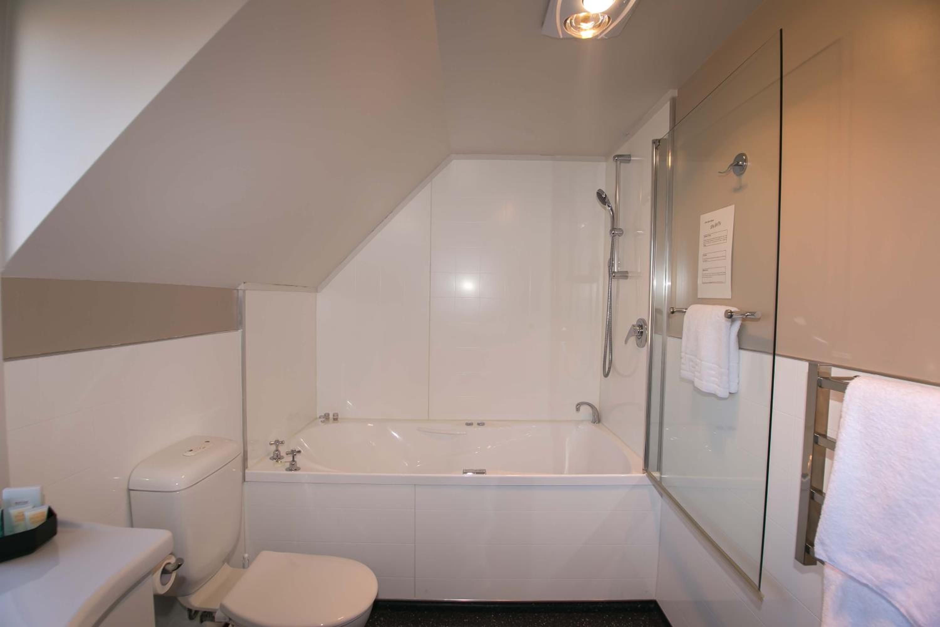 Deluxe One-Bedroom Apartment photo 2
