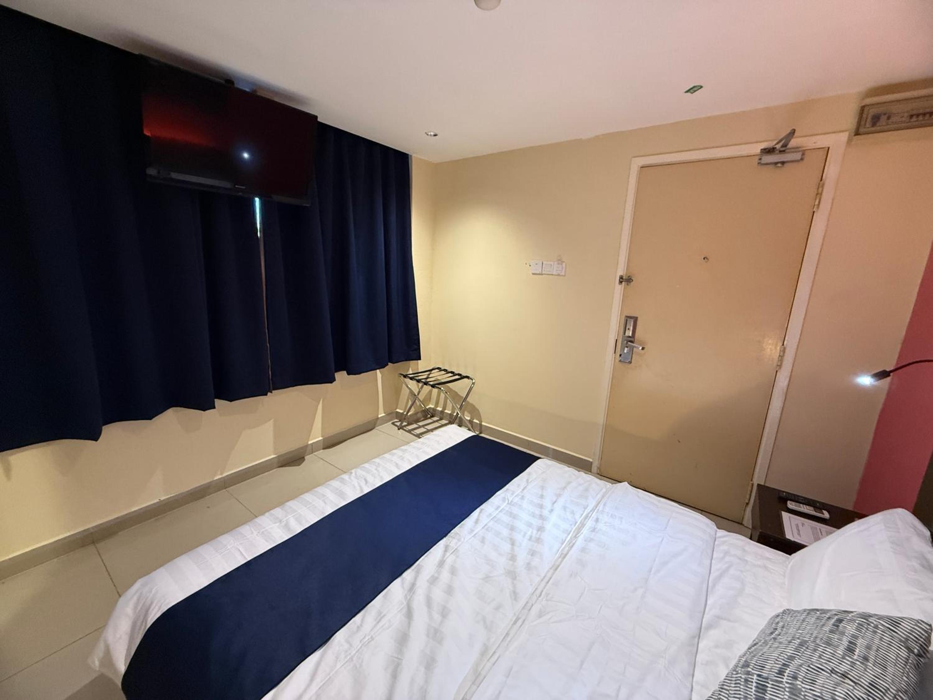 Large Double Room - Photo 4