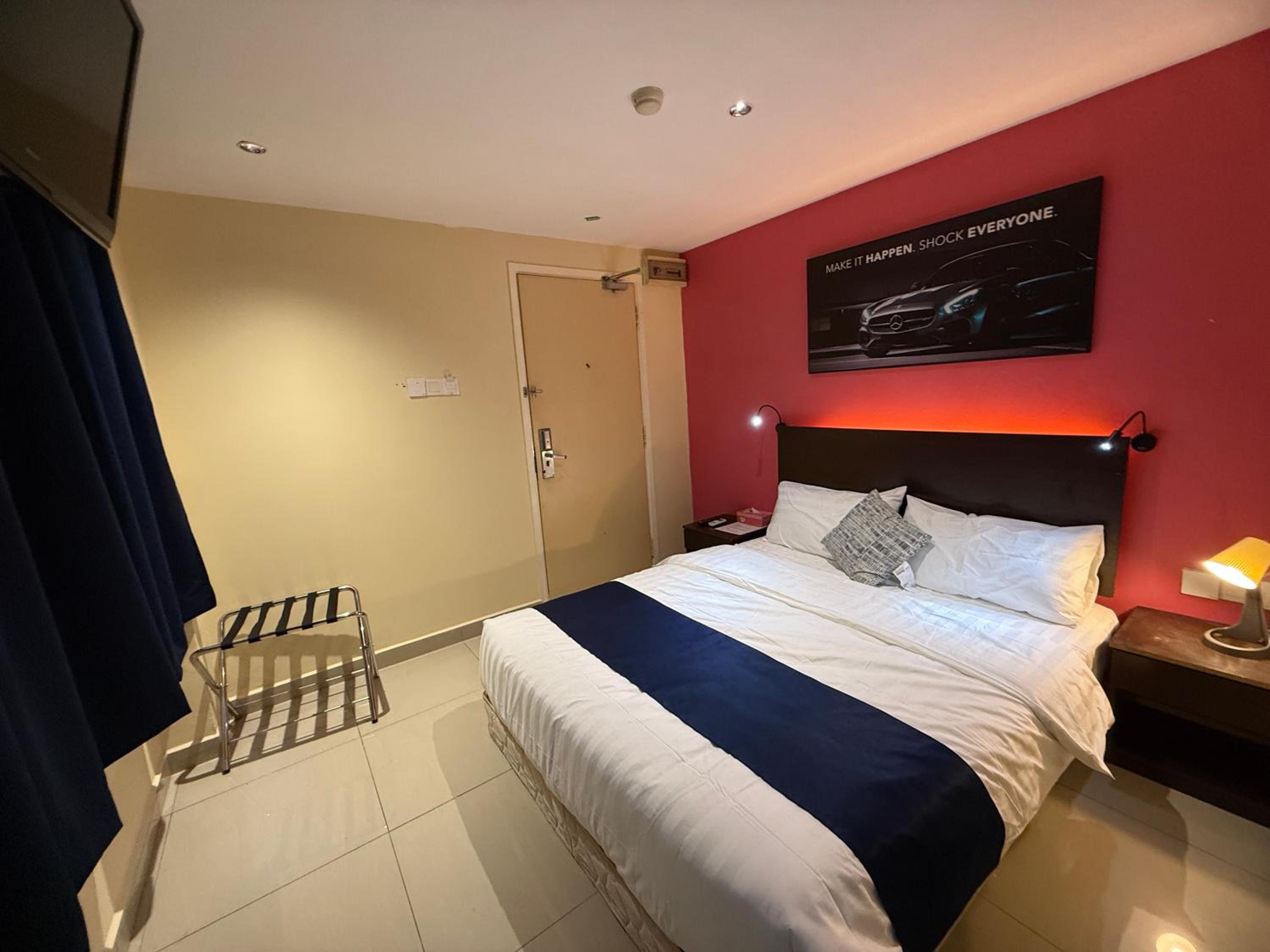 Large Double Room - Photo 5