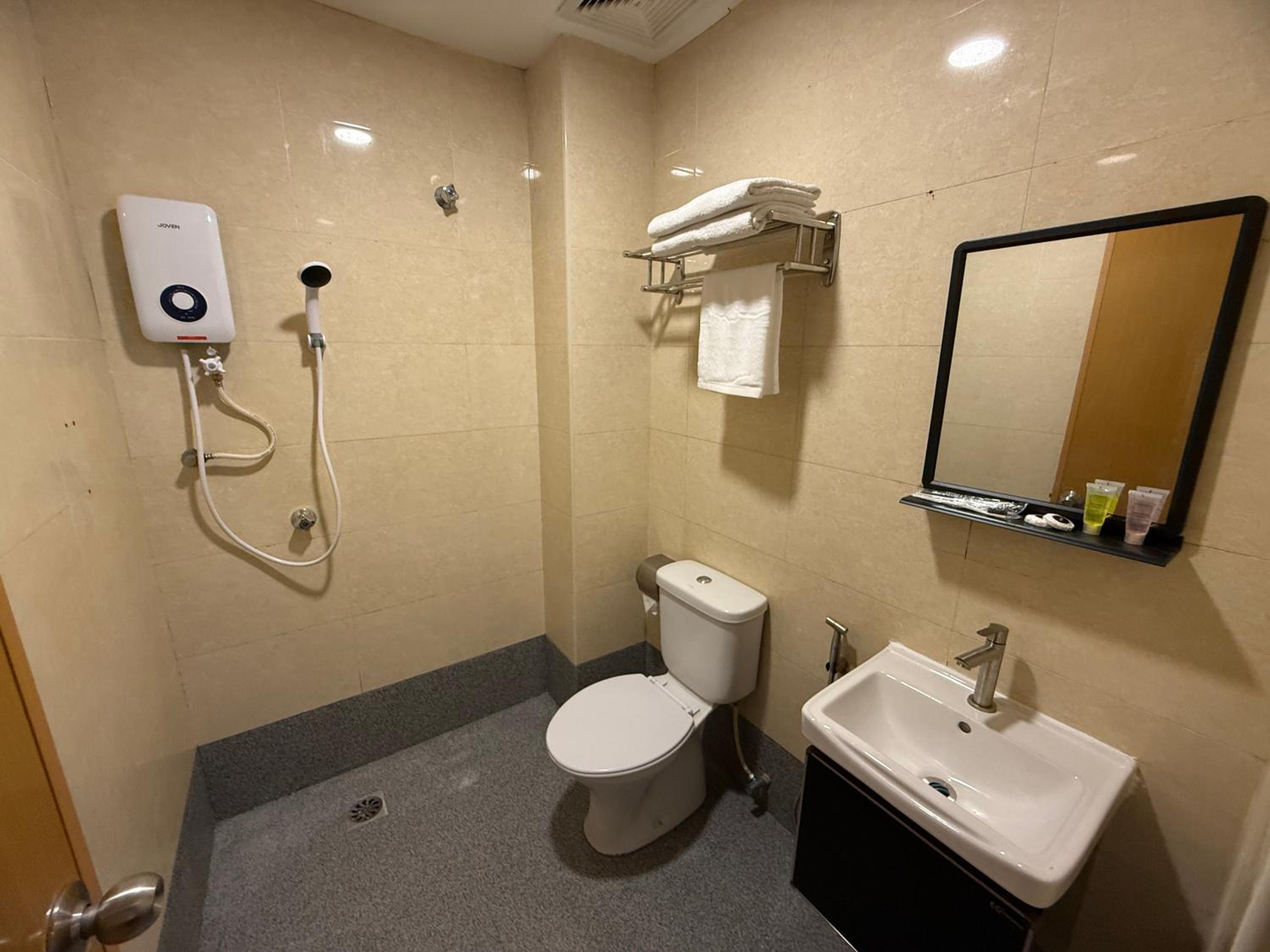Large Double Room - Photo 6