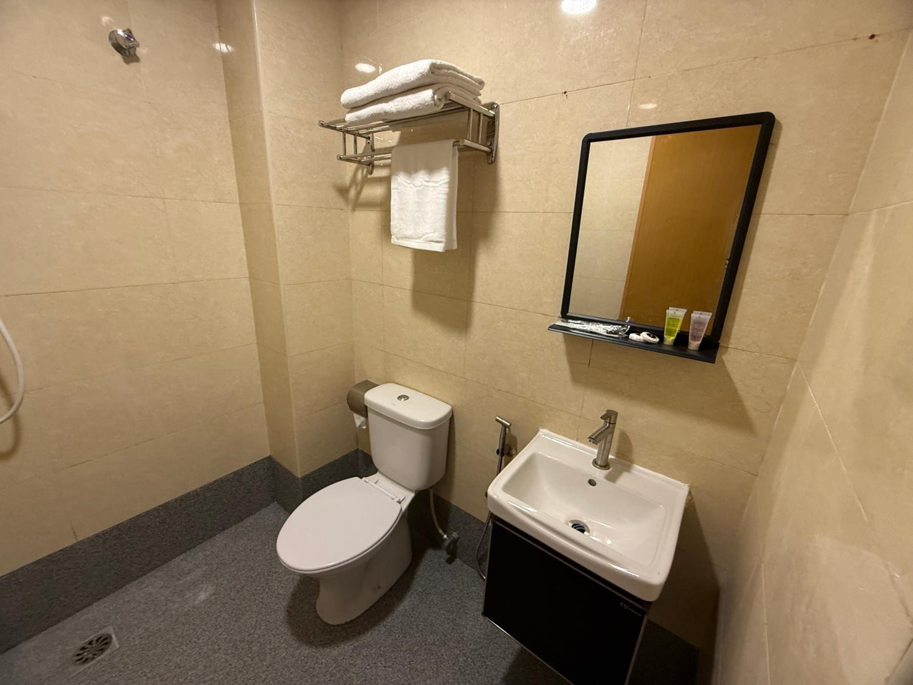 Large Double Room - Photo 7