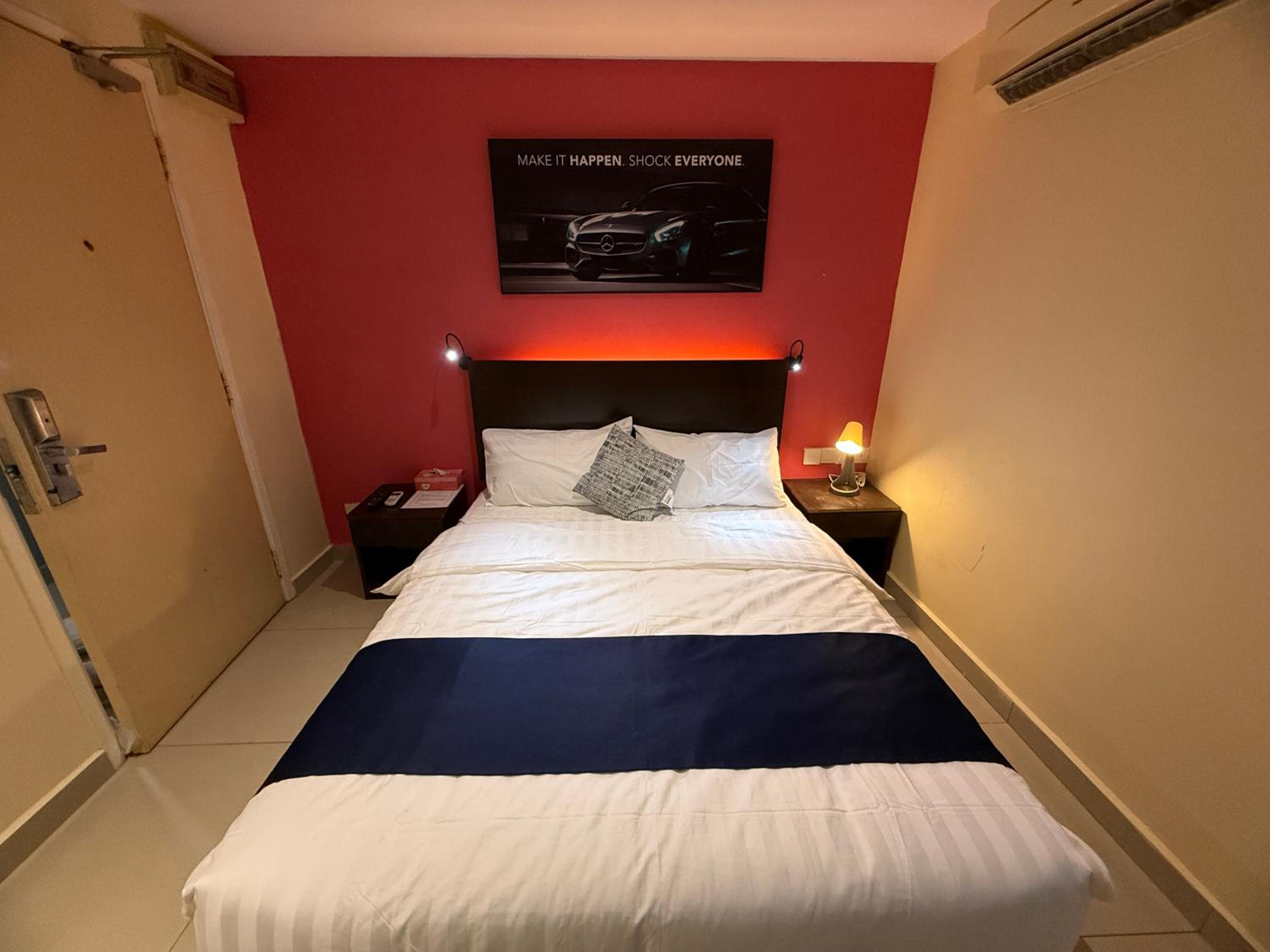 Large Double Room - Photo 17