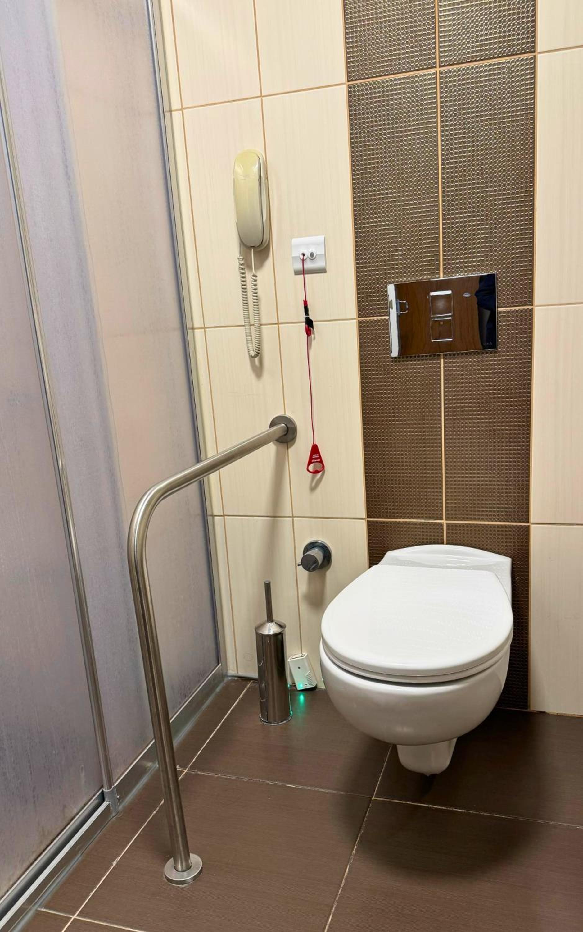 Twin Room - Disability Access photo 3