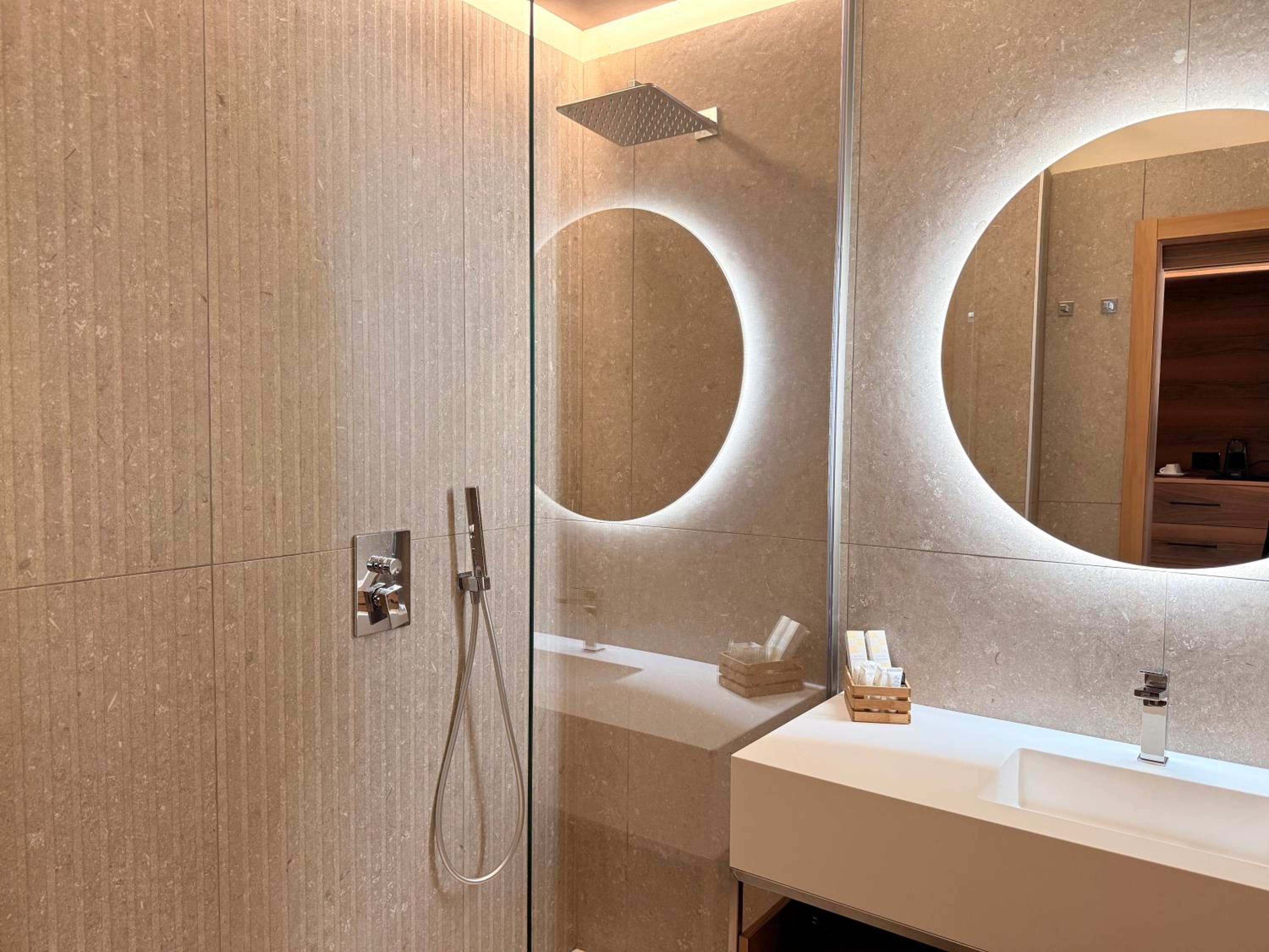 Executive Double Room with Balcony and Partial Lake View photo 2