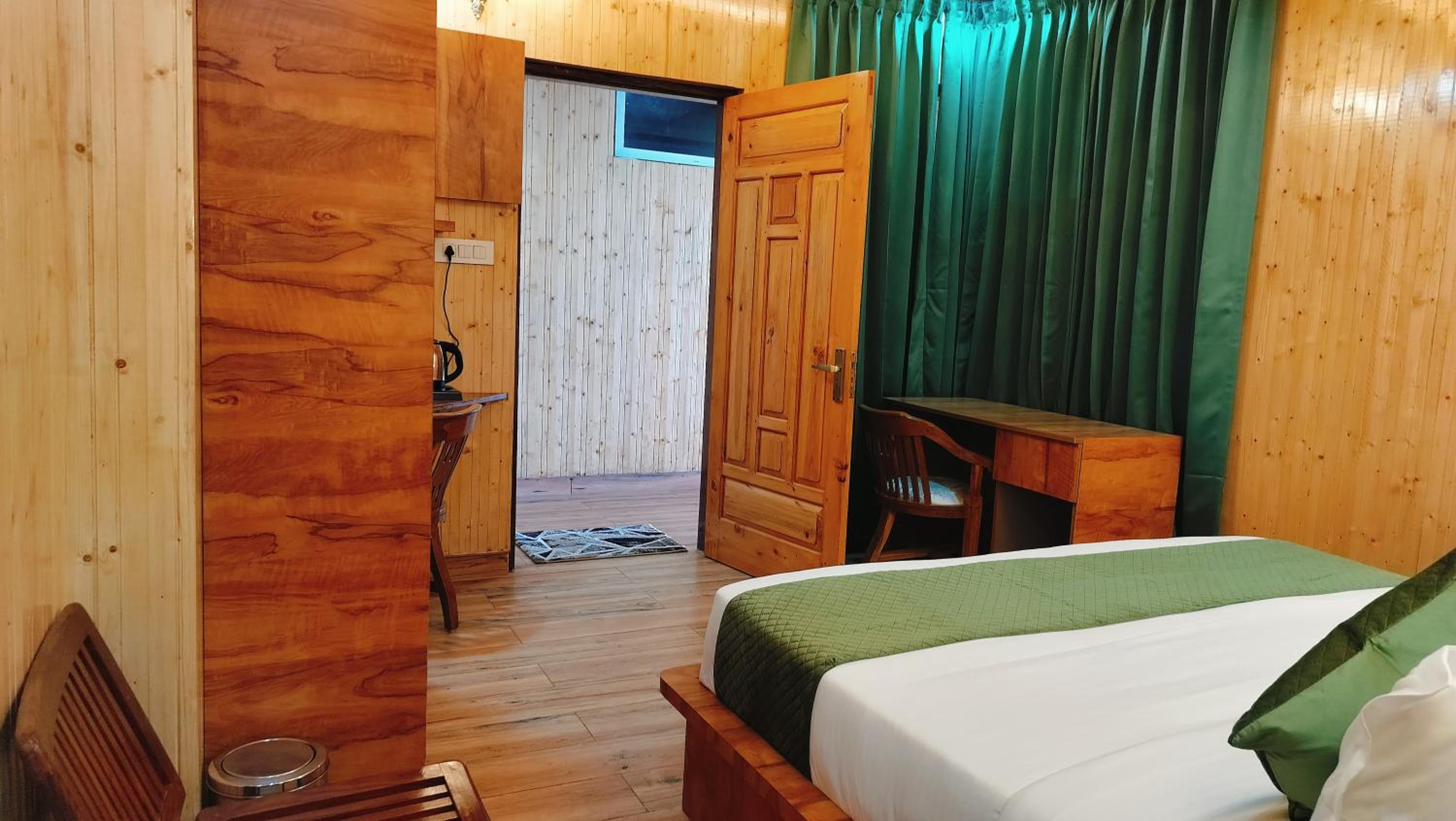Superior King Room photo 2