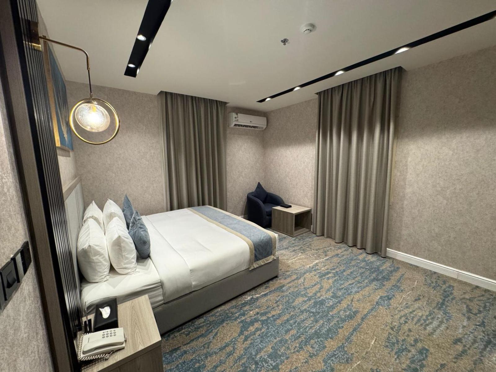 Deluxe King Room photo 1