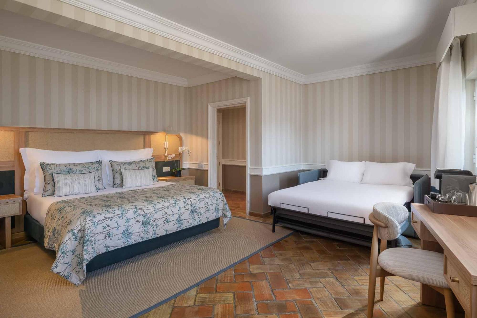 Deluxe Double or Twin Room with City View - Photo 2