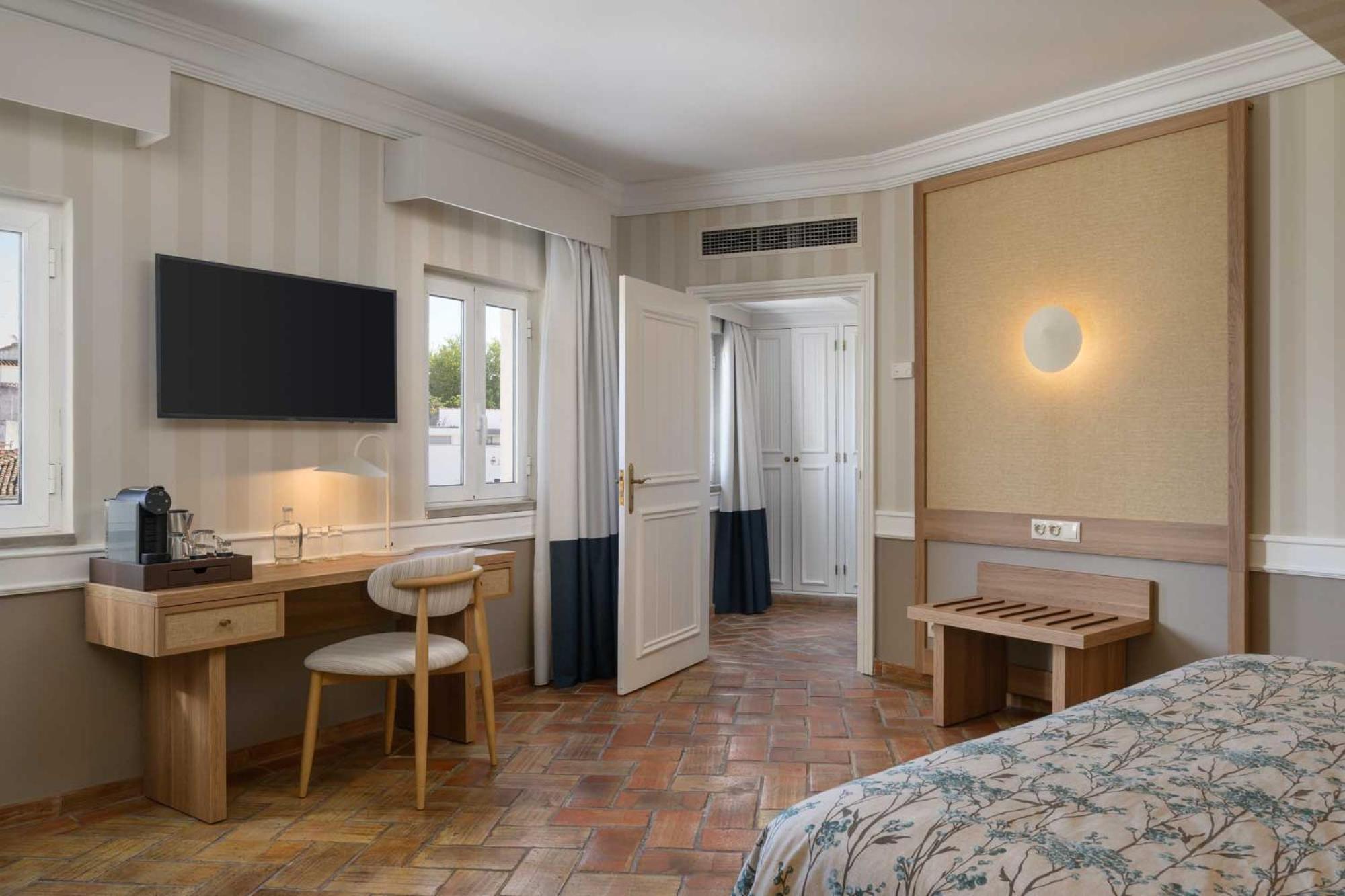 Deluxe Double or Twin Room with City View - Photo 3