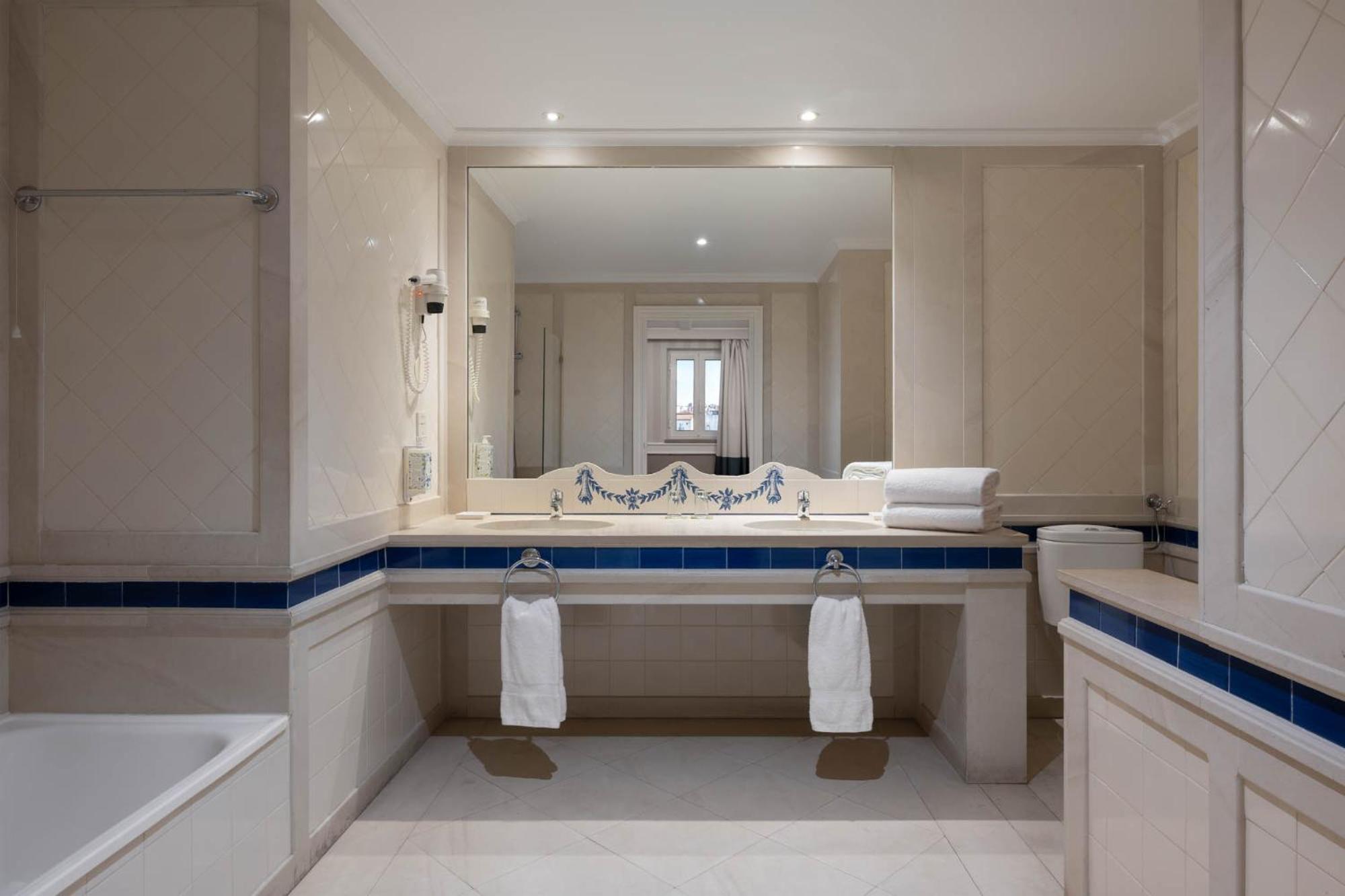 Deluxe Double or Twin Room with City View - Photo 4