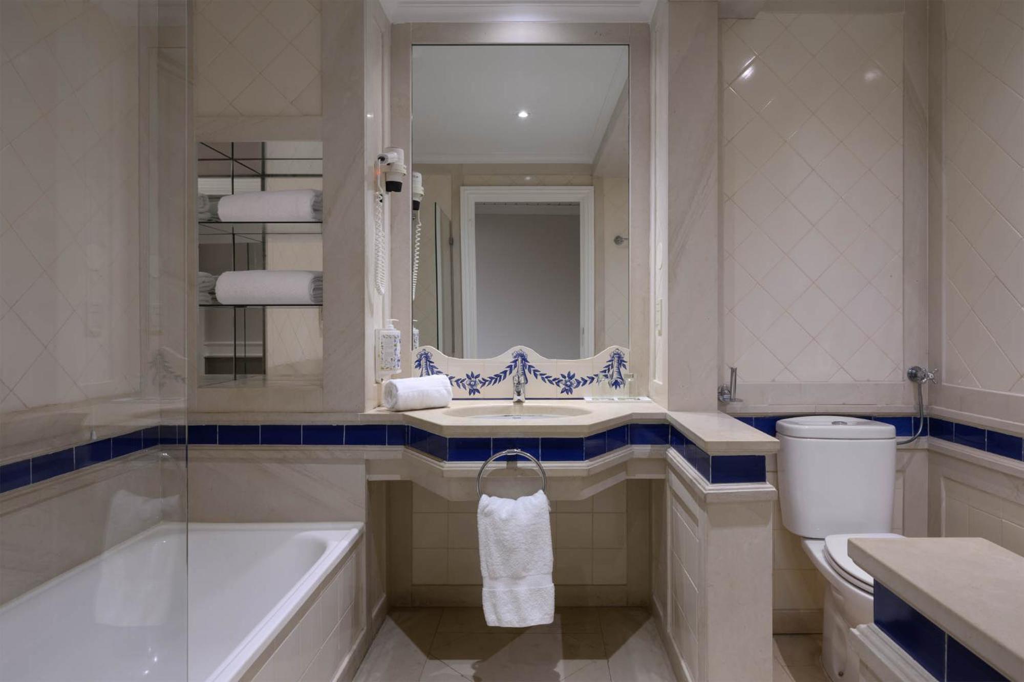 Superior Double or Twin Room with Garden View - Photo 4