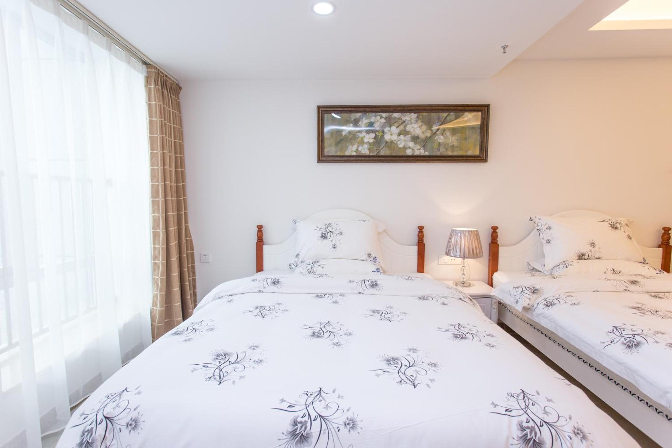 Deluxe Twin Room with City View - Photo 12