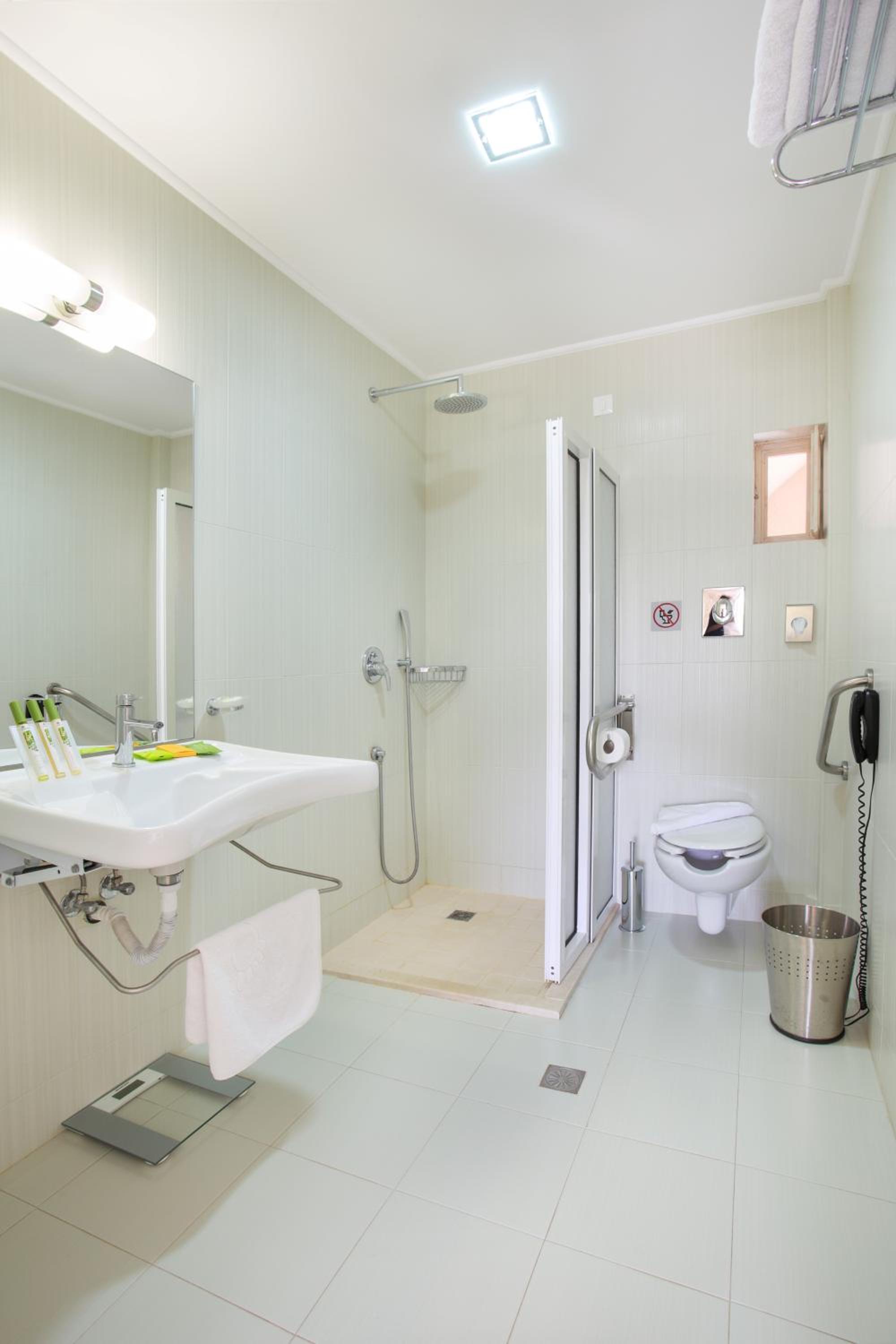 Twin Room - Disability Access photo 3