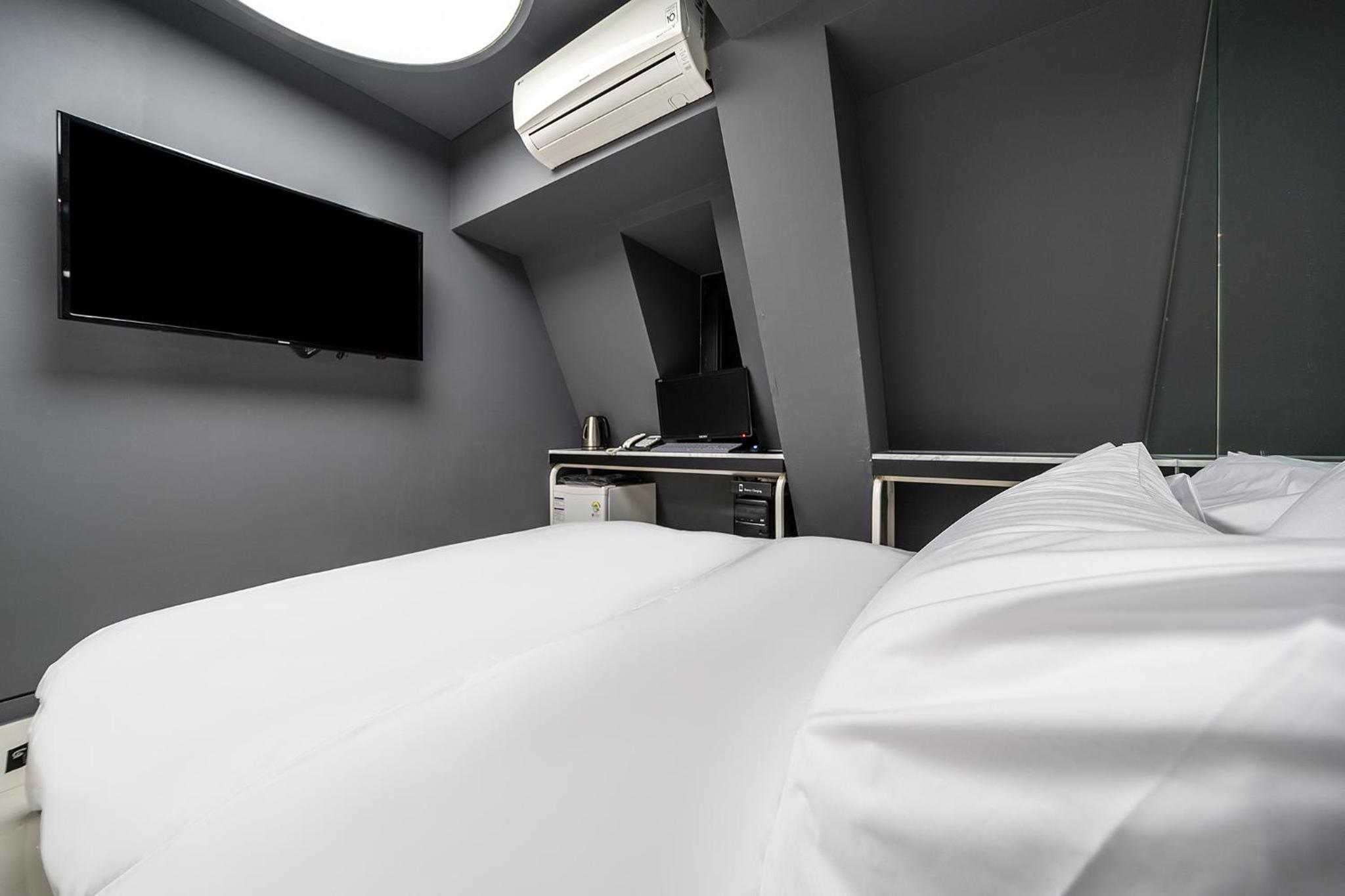 Standard Double Room - 1 Night Stay - Photo 8