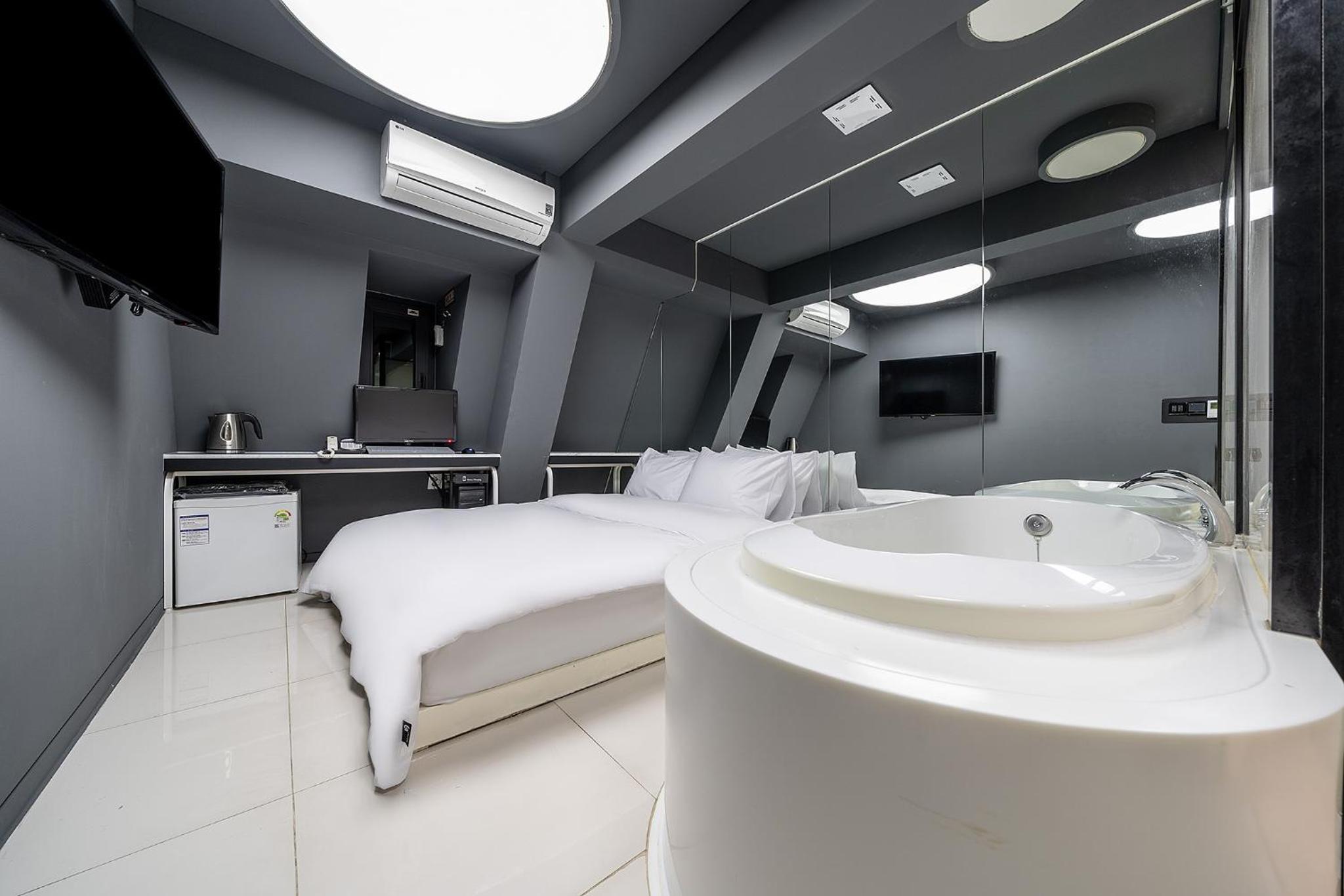 Standard Double Room - 1 Night Stay - Photo 10