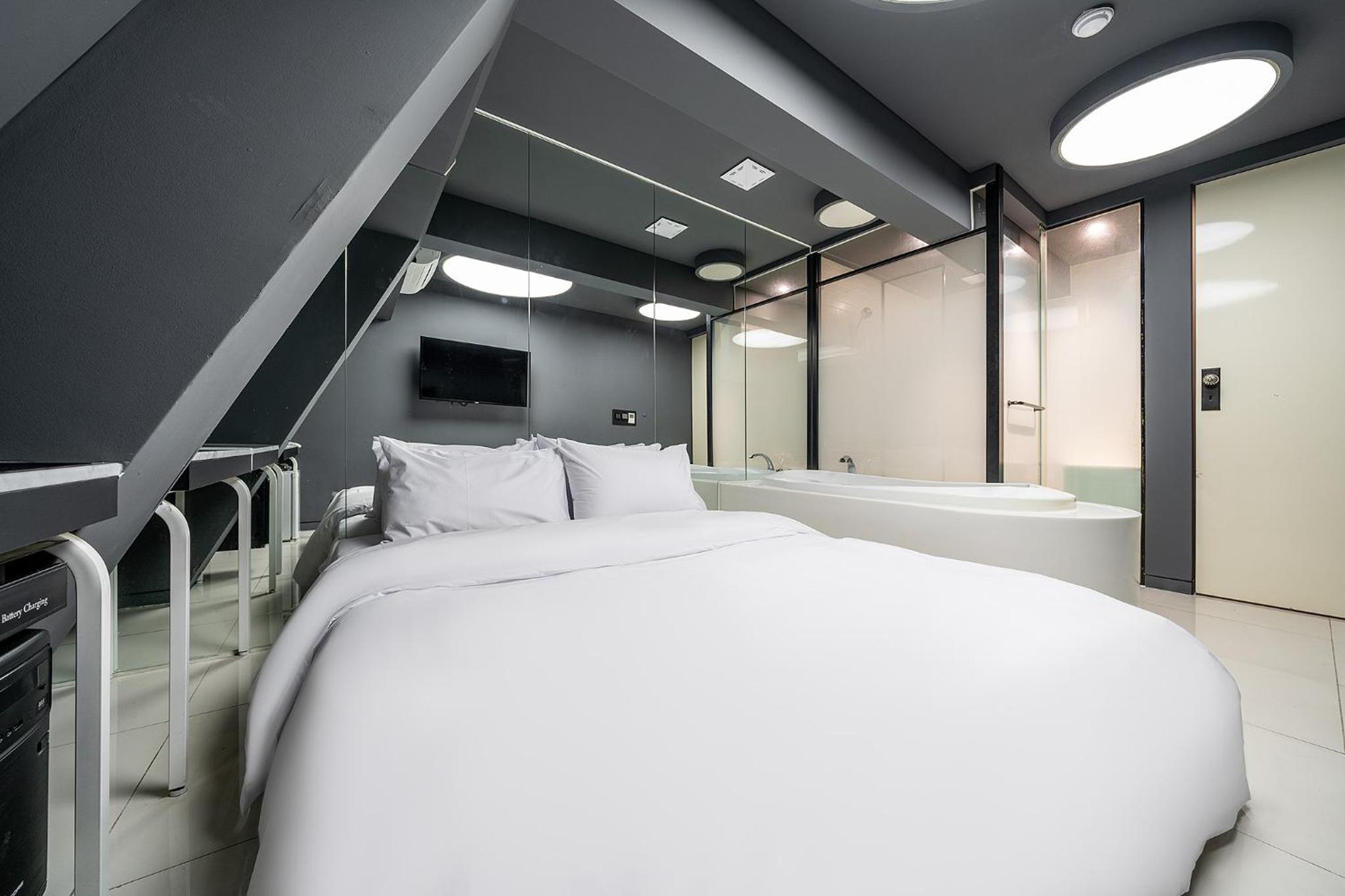 Standard Double Room - 1 Night Stay - Photo 12