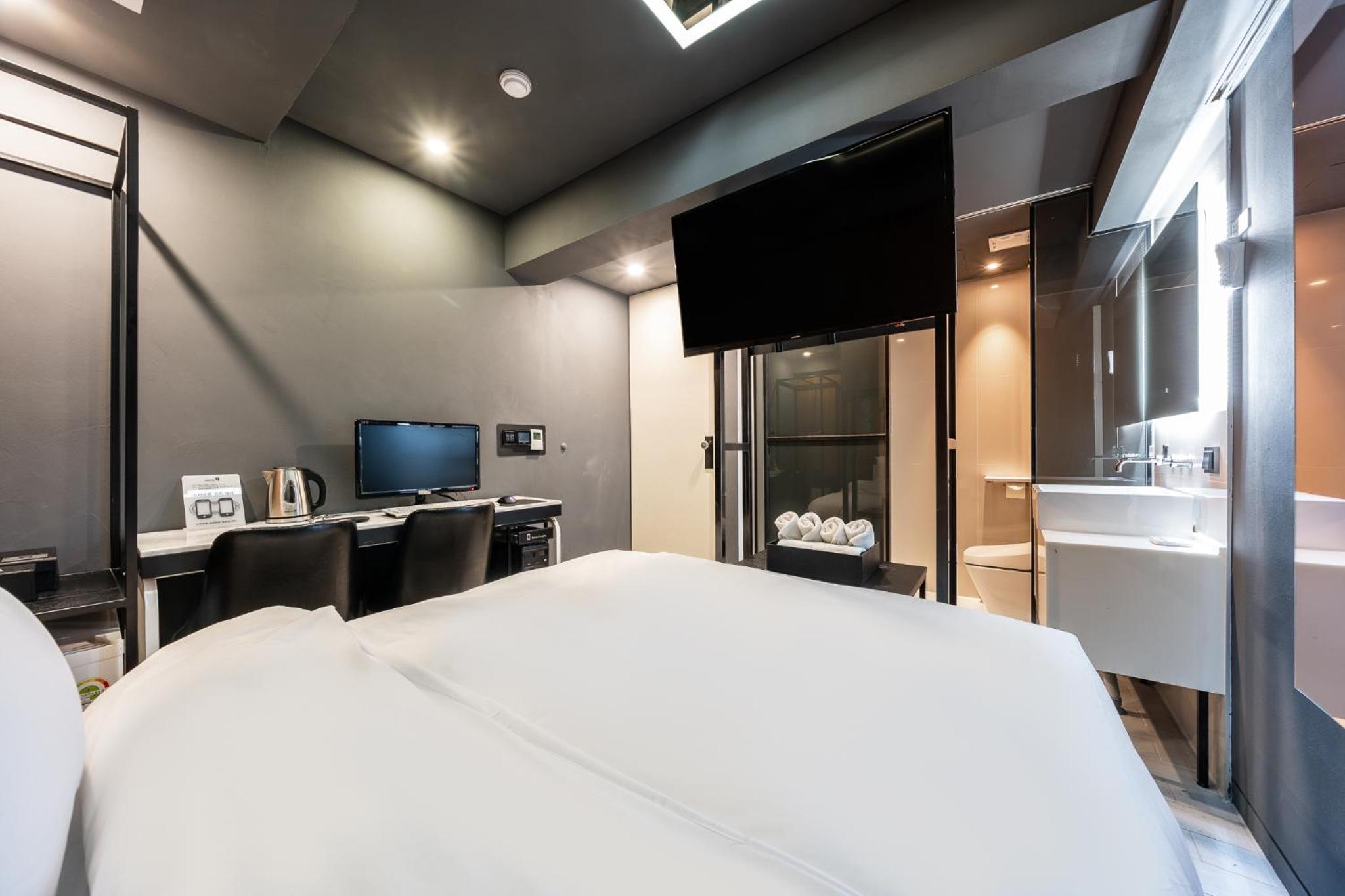 Standard Double Room - 1 Night Stay - Photo 18