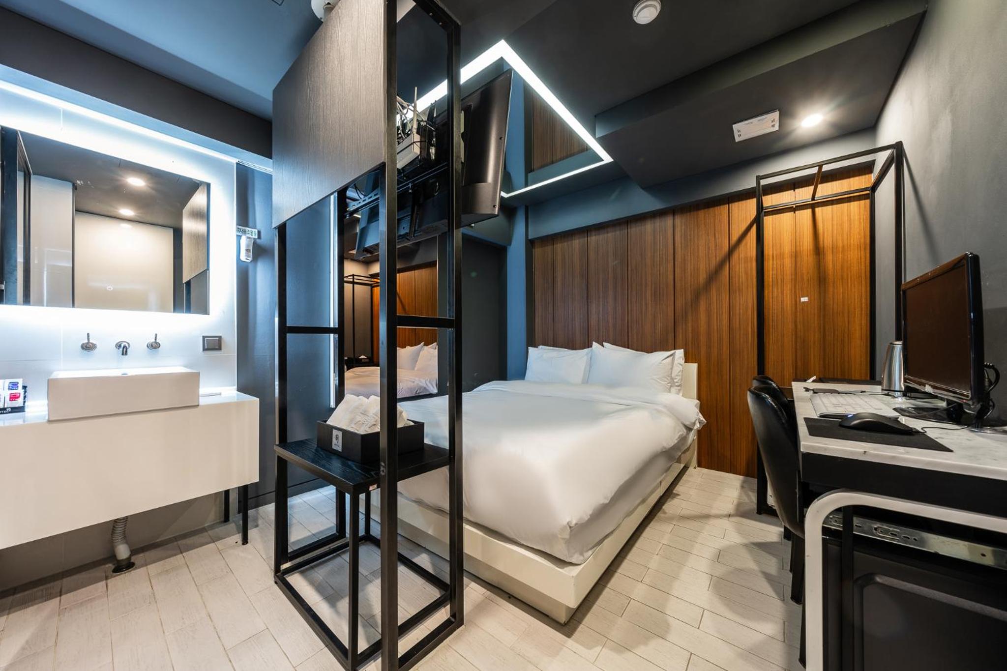 Standard Double Room - 1 Night Stay - Photo 16