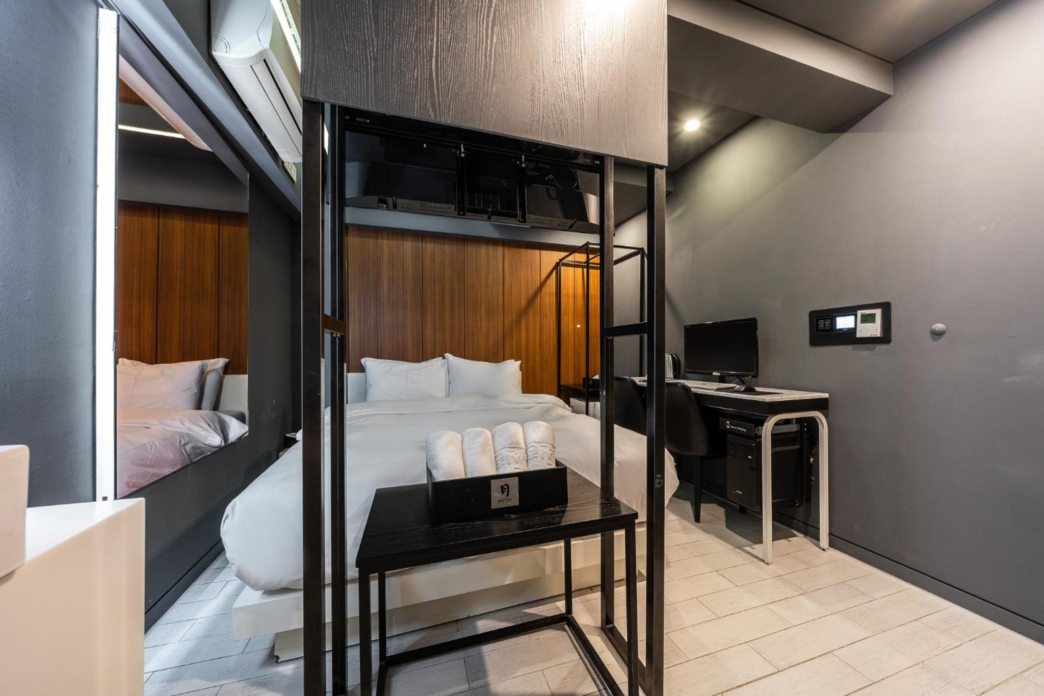 Standard Double Room - 1 Night Stay - Photo 15
