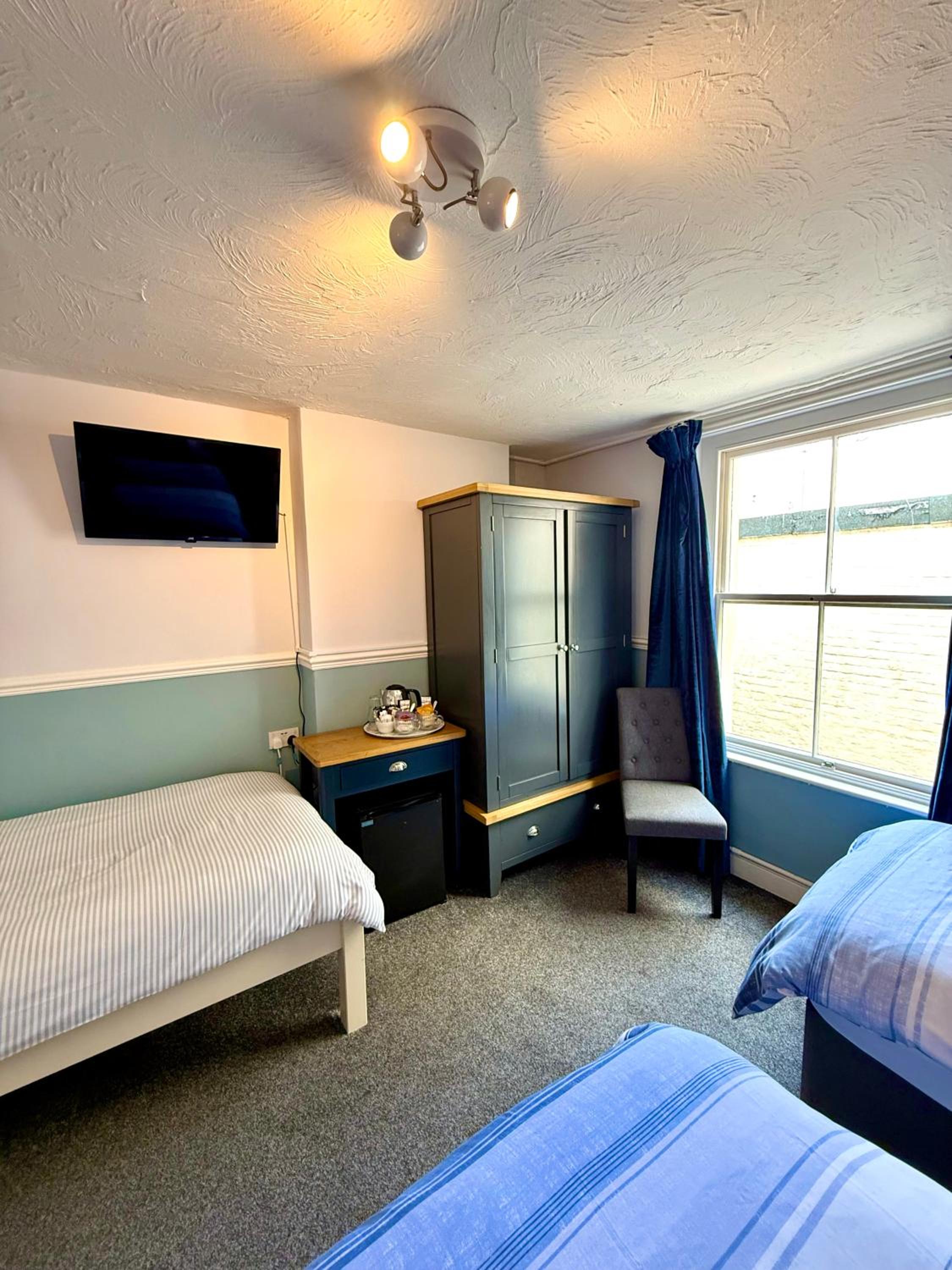 Triple Room with Bath - Photo 11