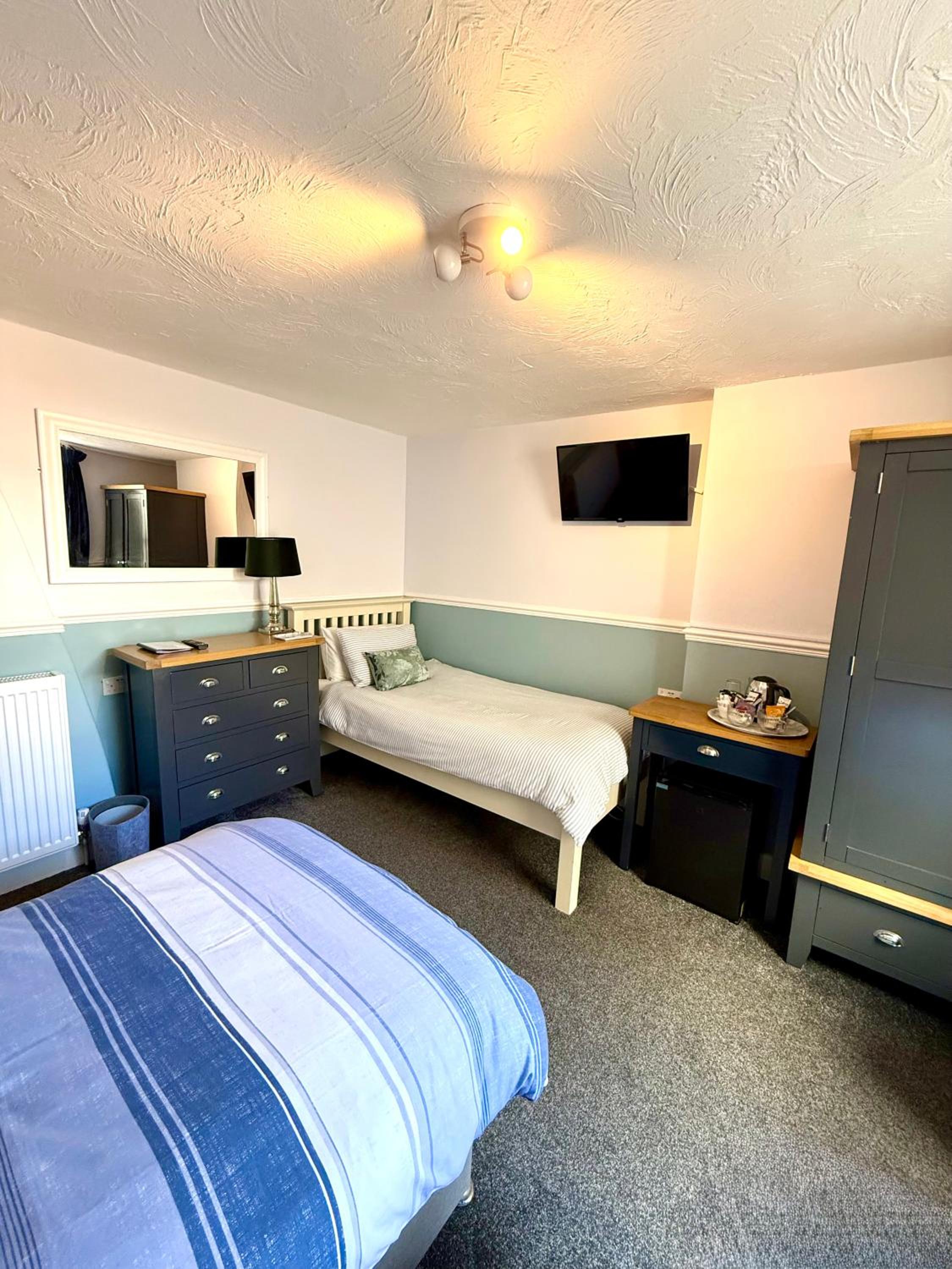 Triple Room with Bath - Photo 10